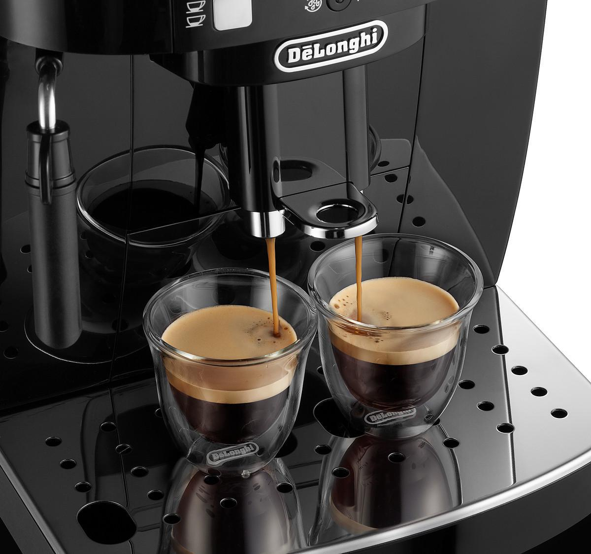 Czarny ekspres do kawy De'Longhi z dwiema filiżankami espresso.