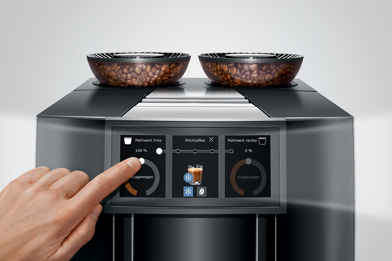 Eine Kaffeemaschine mit zwei Schalen Kaffeebohnen und einer Touchscreen-Oberfläche.