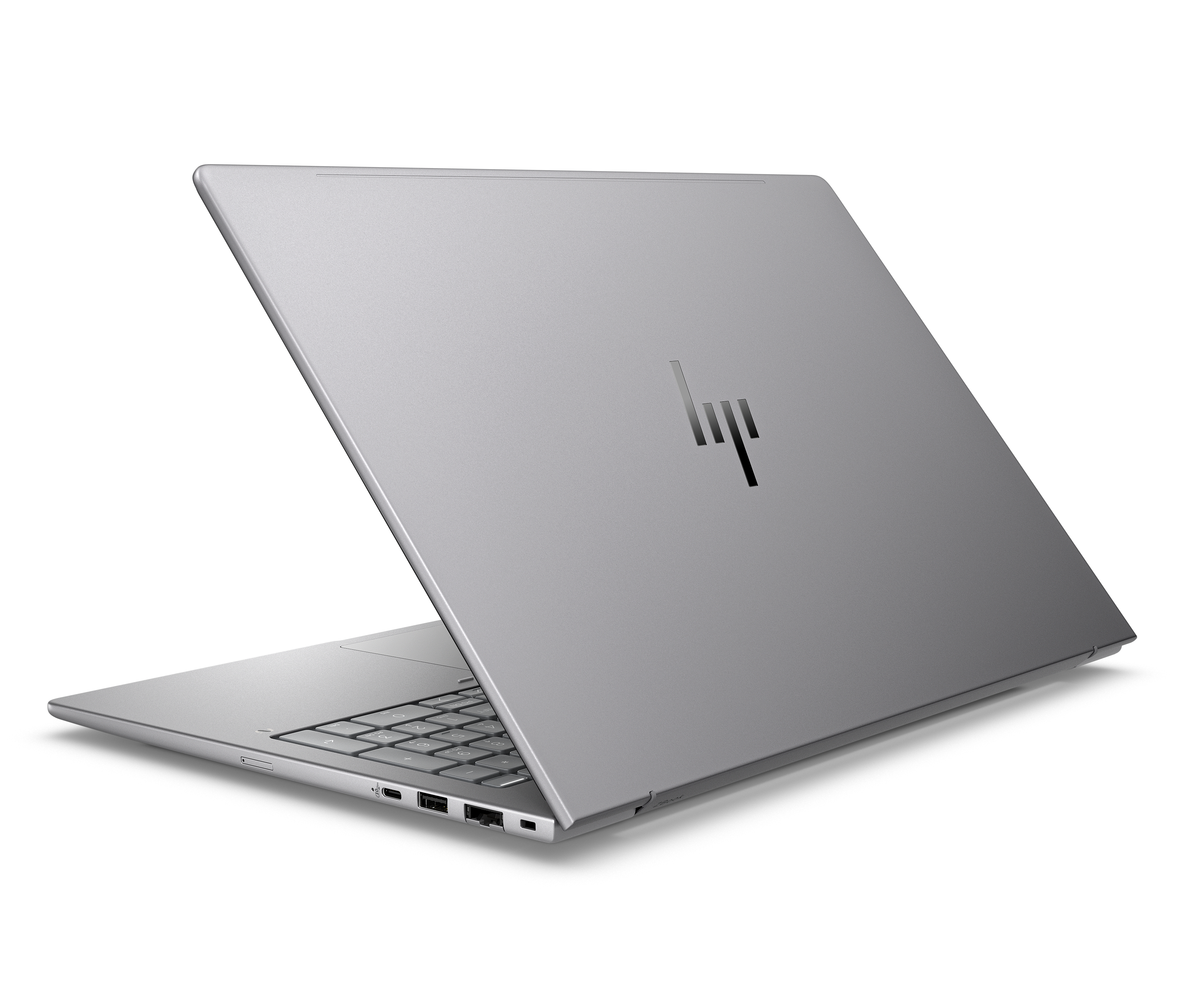 Een geopende zilveren laptop met het HP-logo op de achterkant, schuin, met het toetsenbord zichtbaar tegen een witte achtergrond.