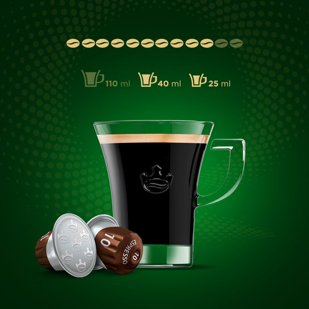 Ein Glas Kaffee mit zwei Kapseln und Kaffeebohnen auf grünem Hintergrund mit Kaffeetassen-Icons.