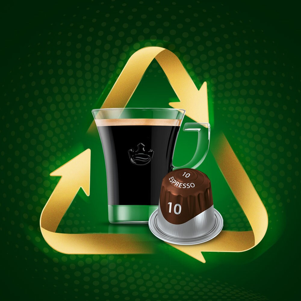 Eine Kaffeetasse mit einer Kapsel und einem Recycling-Symbol auf grünem Hintergrund.