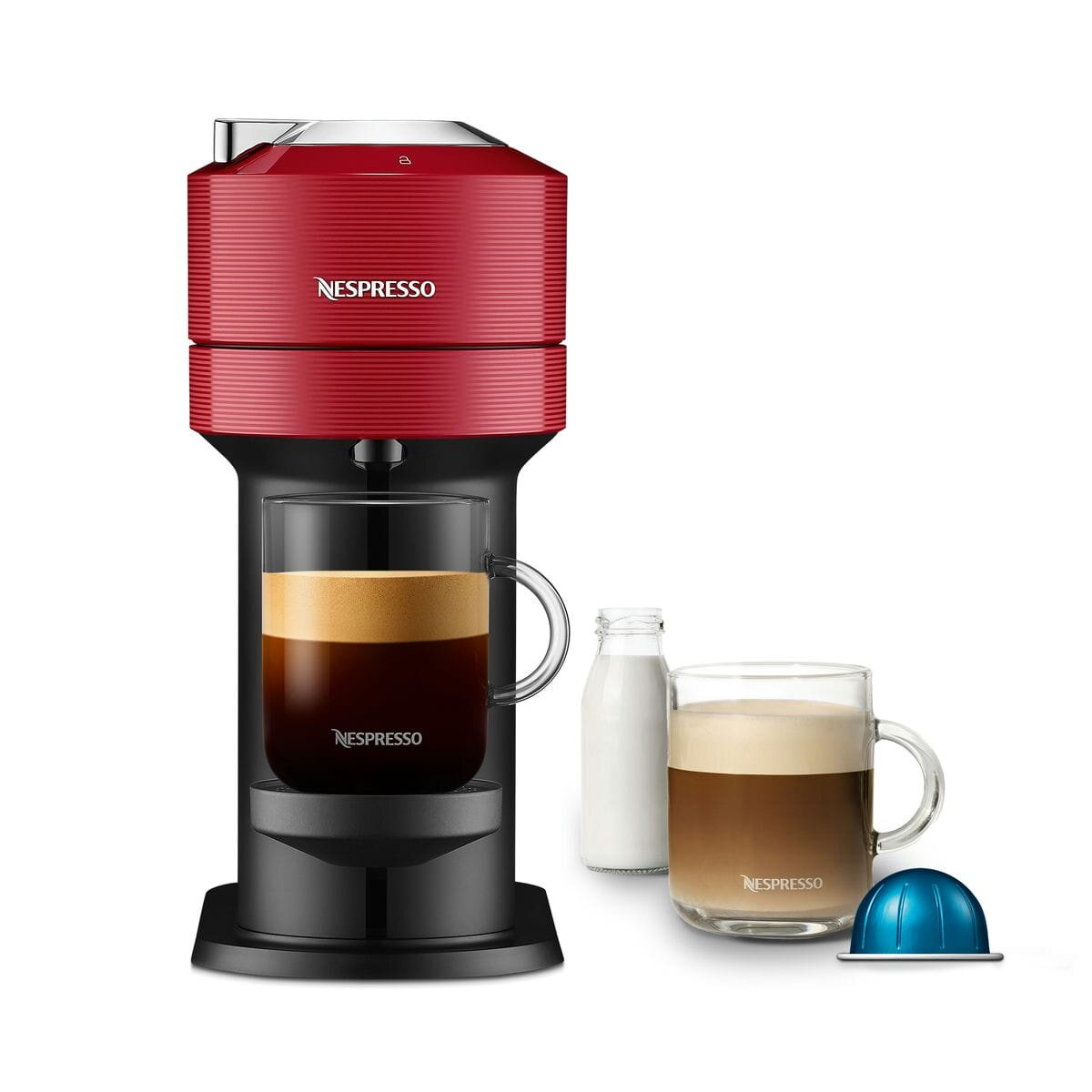 Una macchina da caffè Nespresso rossa con una tazza di caffè, una bottiglia di latte e una capsula.