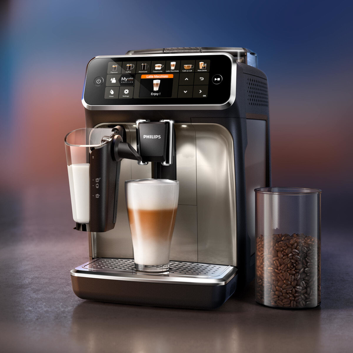 Ekspres do kawy dozujący latte macchiato. Obok szklanka z mlekiem i ziarna kawy.