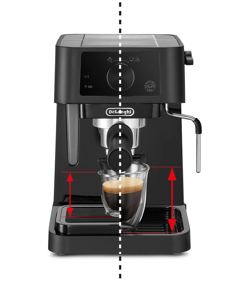 Czarny ekspres do kawy DeLonghi ze szklanką kawy. Strzałki pokazują regulację wysokości.