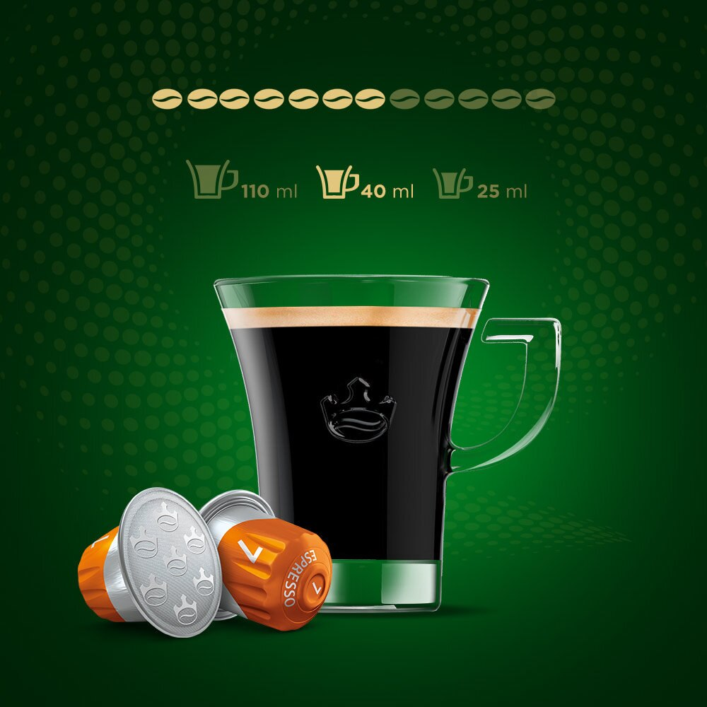 Un bicchiere di caffè con capsule, sfondo verde con grafica di chicchi di caffè e misure.