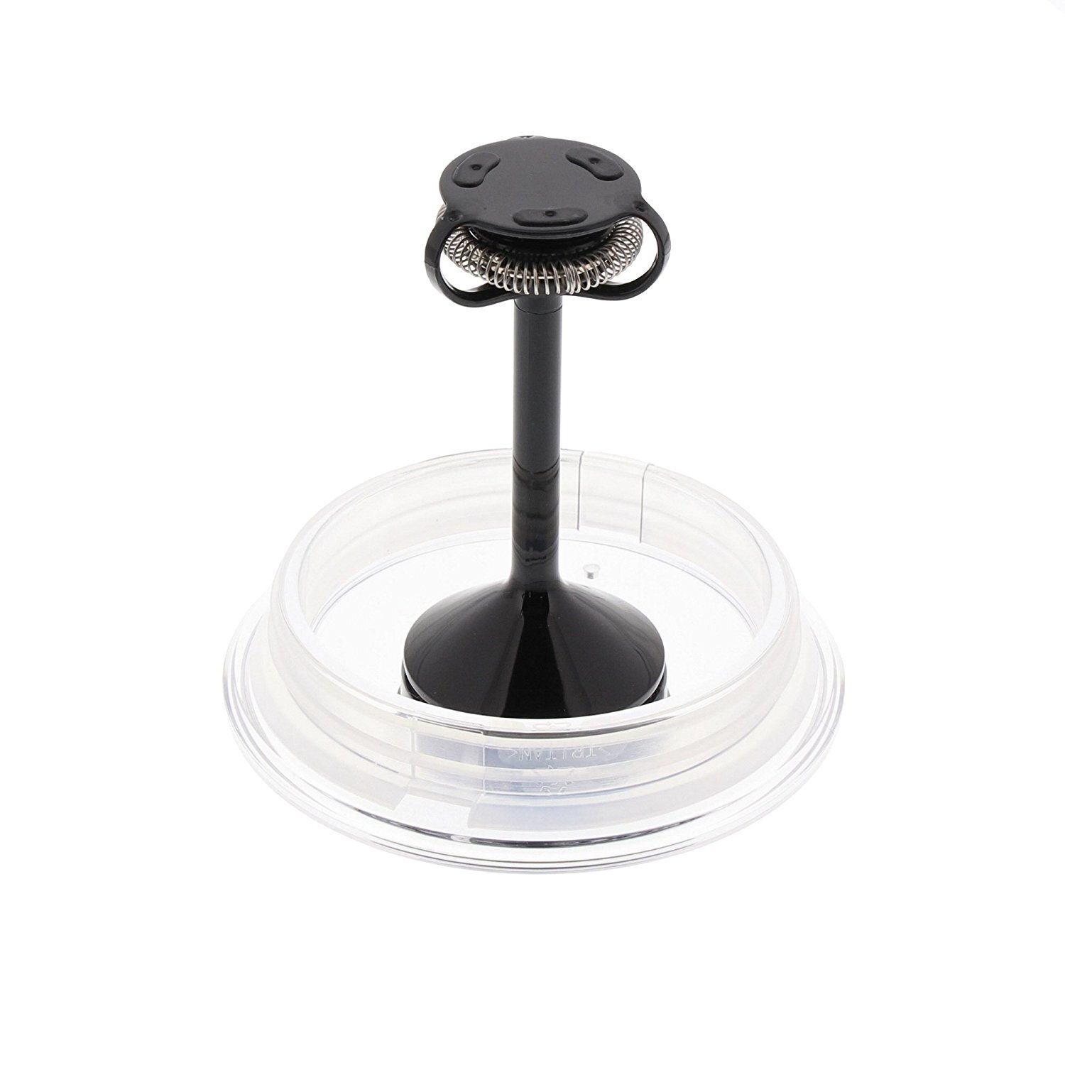 Czarny i srebrny spieniacz z przezroczystym, plastikowym pierścieniem na białym tle.