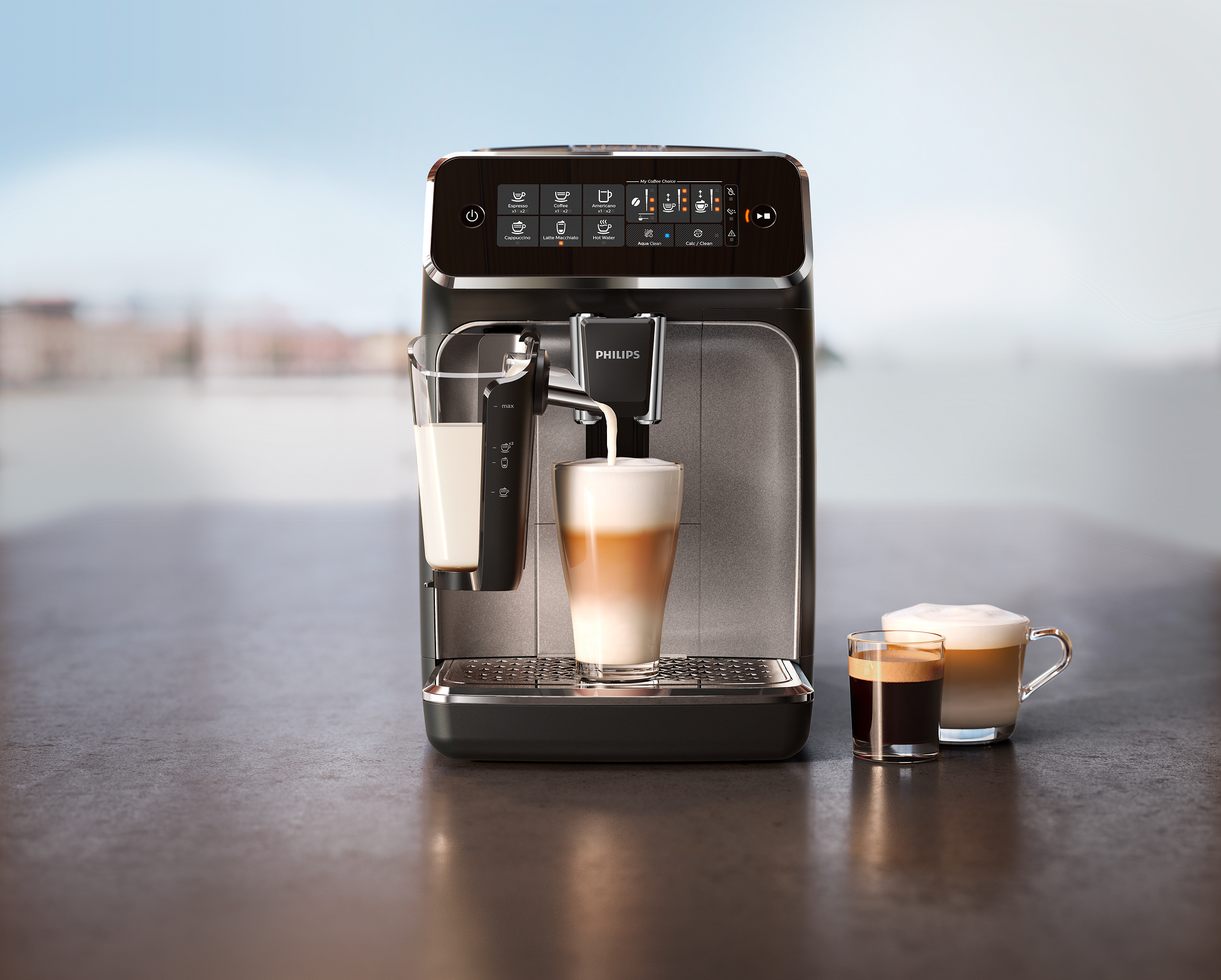 Philips espresso makinesi latte macchiato yapıyor. Masada iki kahve fincanı. Gökyüzü arka planı.