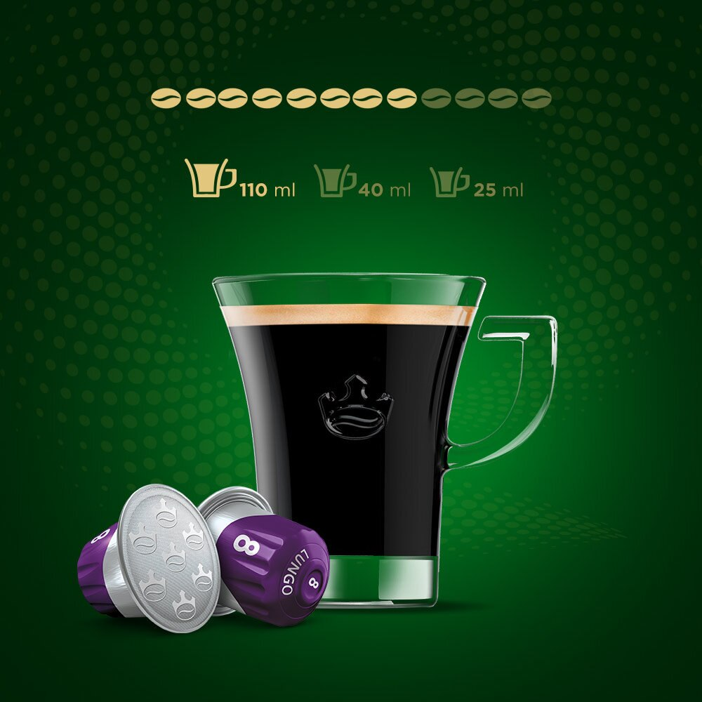 Kaffeetasse mit Kaffee und Kaffeekapseln. Grüner Hintergrund mit Kaffeebohnen-Symbolen und Maßen.