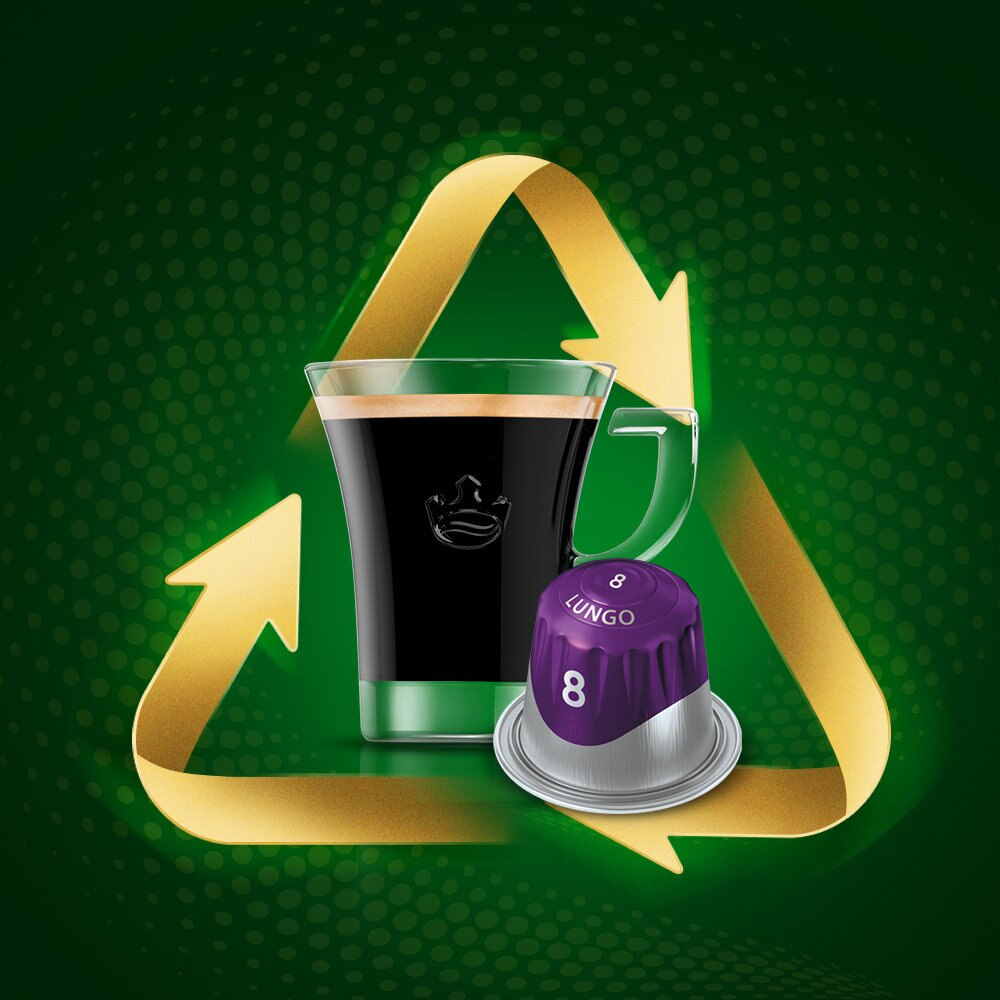 Kaffeetasse mit einer Kaffeekapsel in einem Recycling-Symbol. Grüner Hintergrund mit Punkten und Pfeilen.