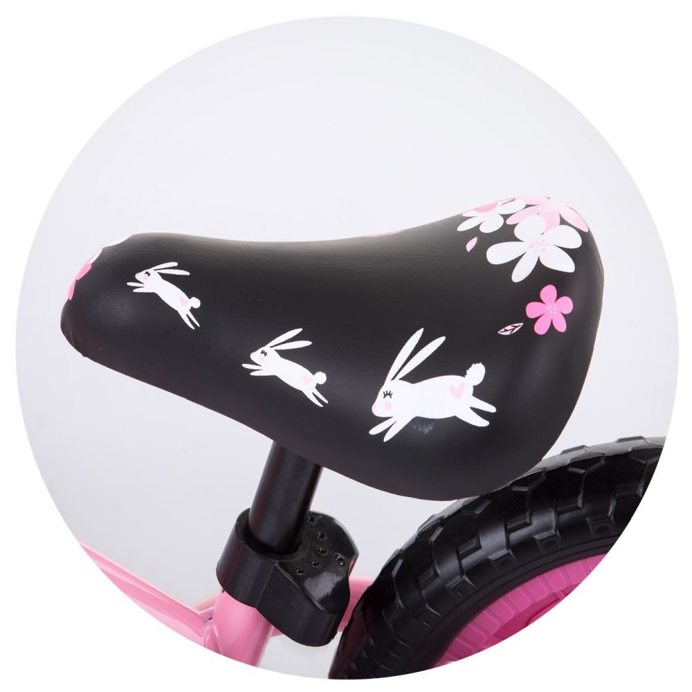 Nahaufnahme eines schwarzen Fahrradsitzes mit weißen Hasen- und Blumendesigns.