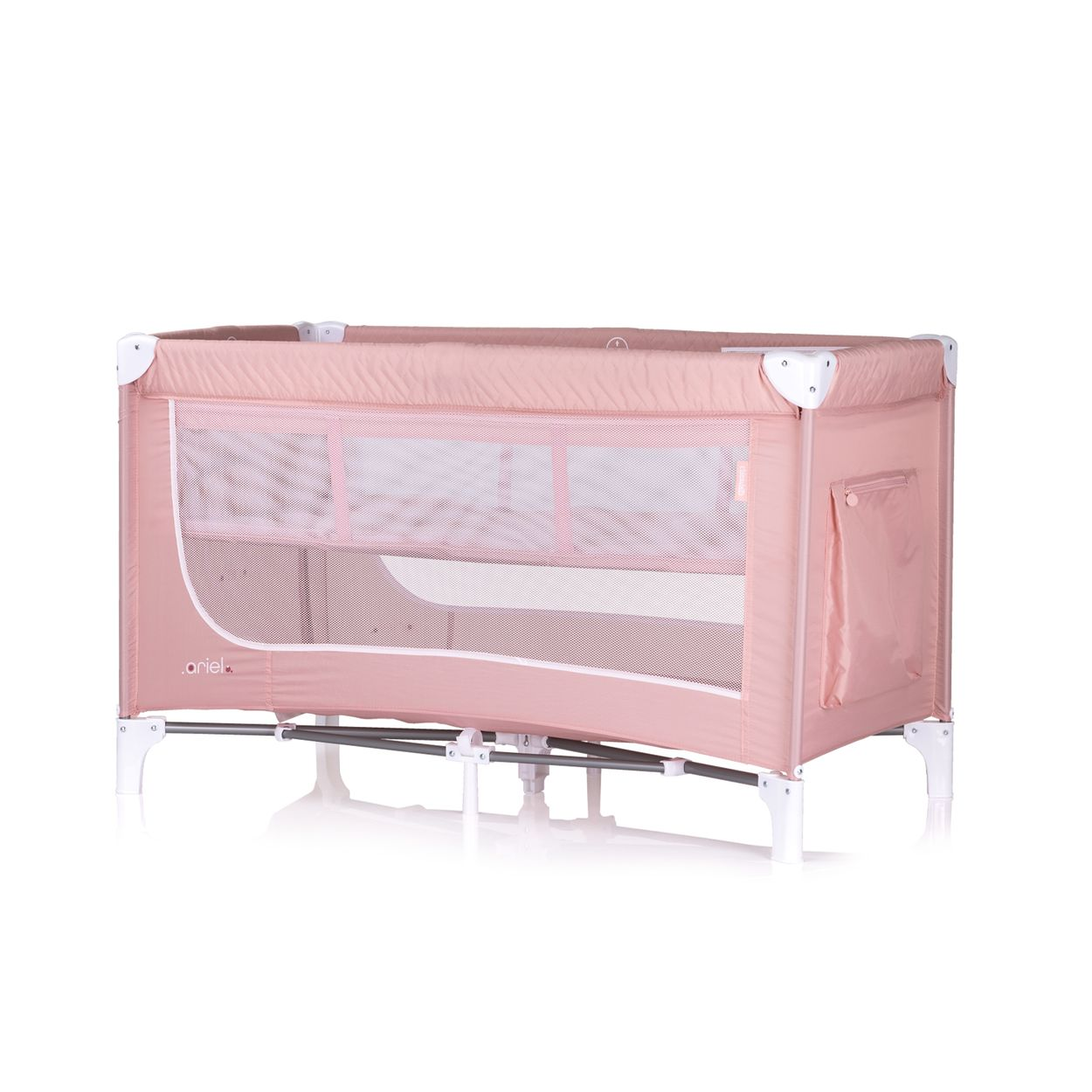 Ein rosa Baby-Reisebett. Es hat Netzwände und weiße Kunststoffecken. Der Markenname steht seitlich.