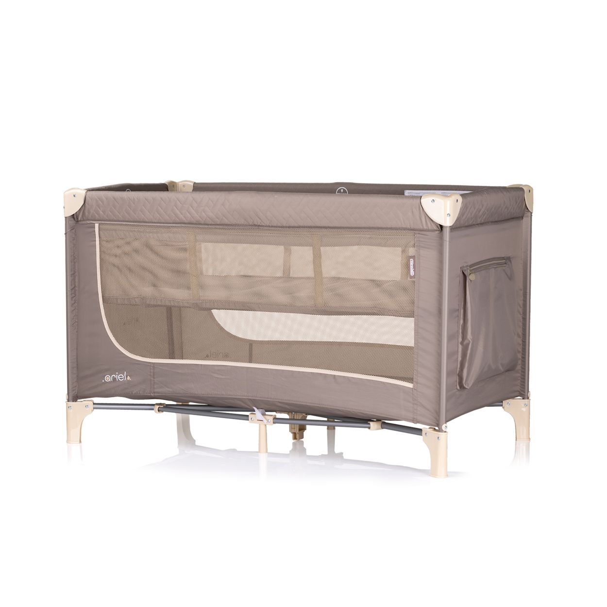 Una cuna de viaje beige. Tiene laterales de malla y esquinas de plástico beige. La marca está en el lateral.
