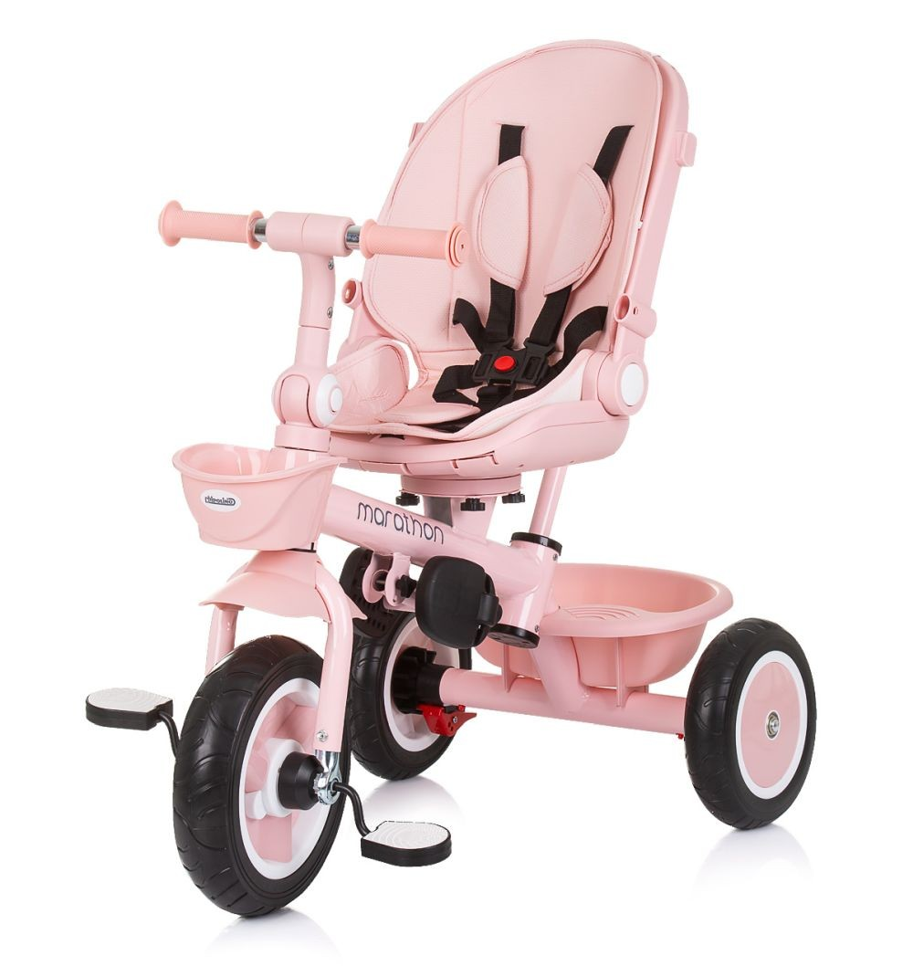 Ein rosa Dreirad mit rosa Sitz und Korb. Es ist für kleine Kinder konzipiert.