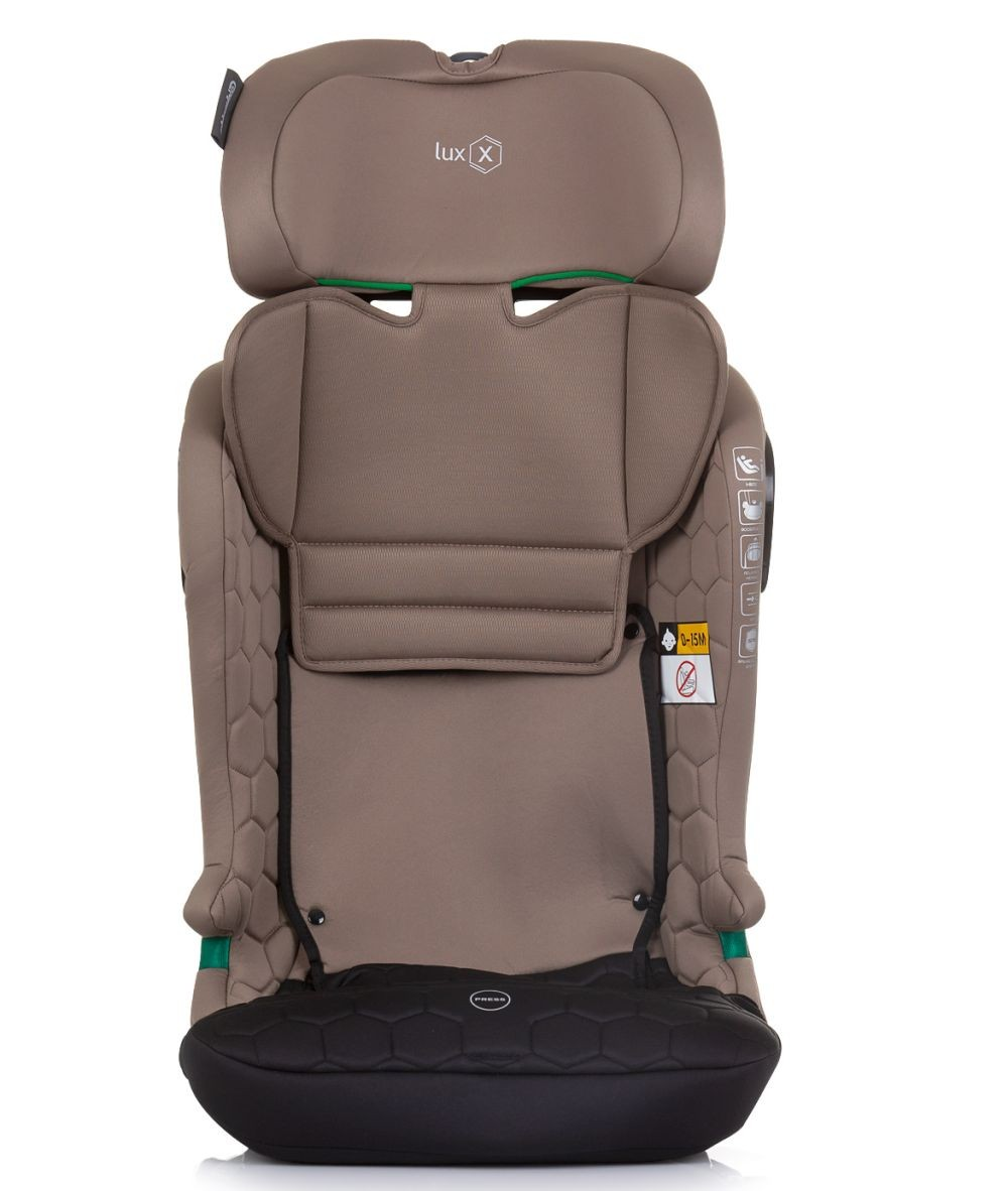 Beige-brauner Baby-Autositz. Mit Kopfstütze, Seitenschutz und schwarzer Basis.