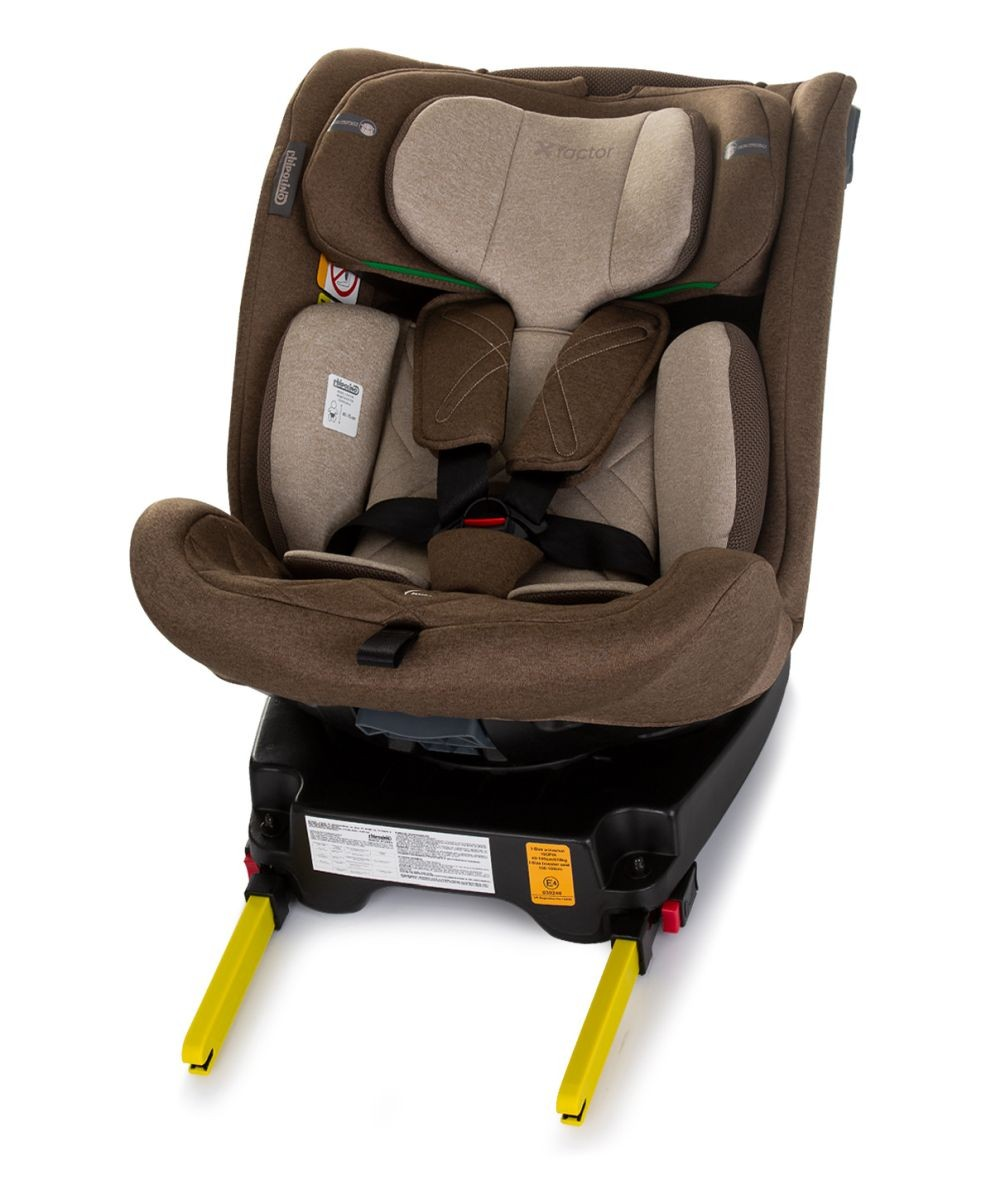 Brauner und beiger Baby-Autositz mit gelben Beinen. Mit Kopfstütze und schwarzer Basis.