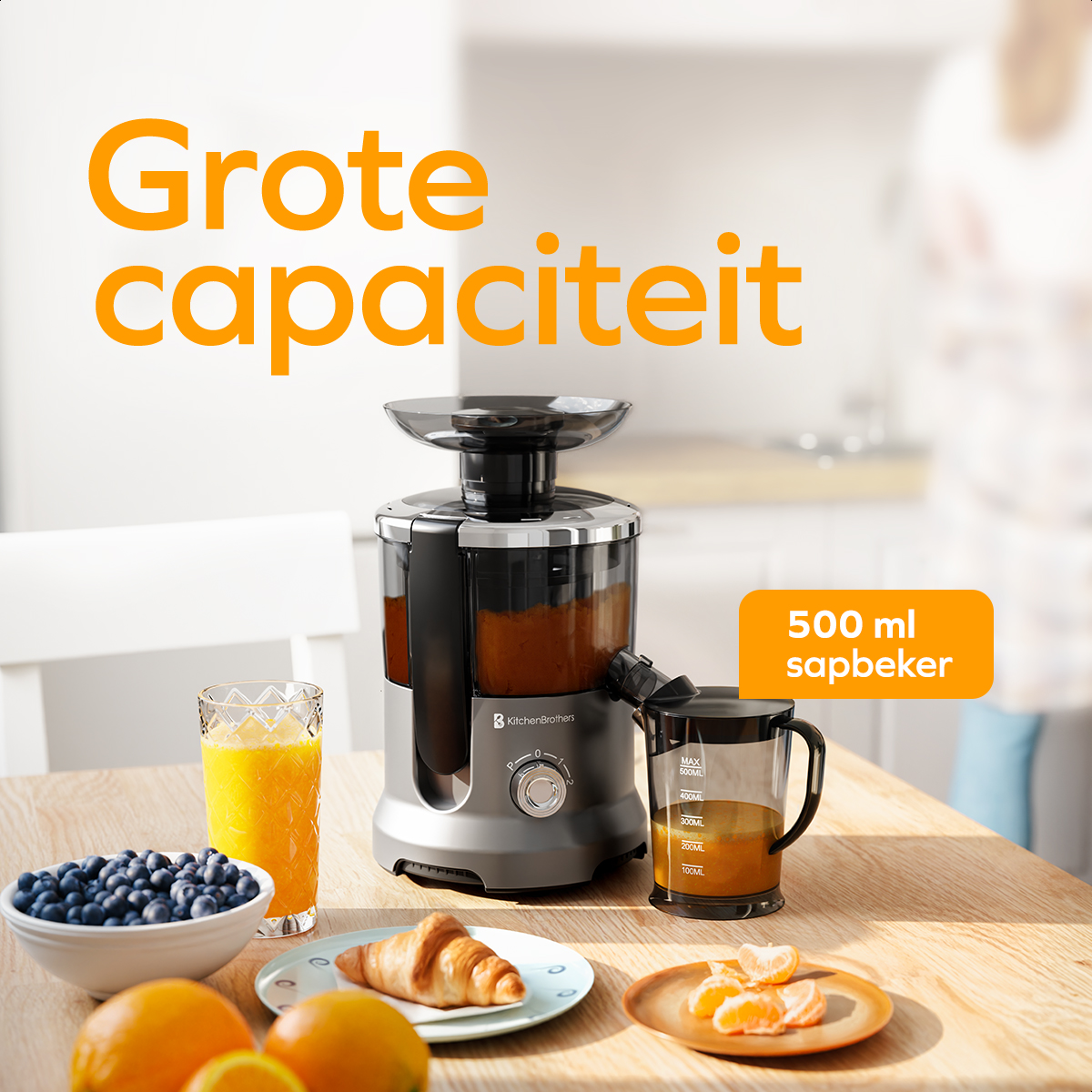 Ein Entsafter mit einem Glas Saft, Orangenscheiben und Blaubeeren auf einem Holztisch. Text sagt 'Grote capaciteit'.