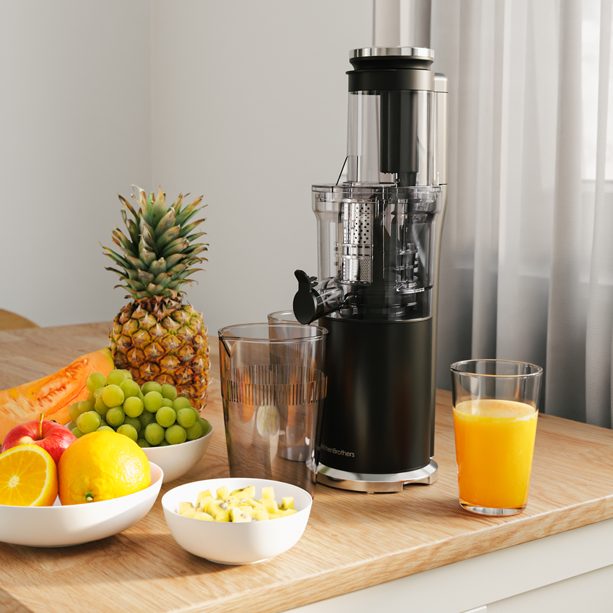 Zwarte sapcentrifuge met fruit zoals ananas, druiven en appels op houten tafel. Sapglas.