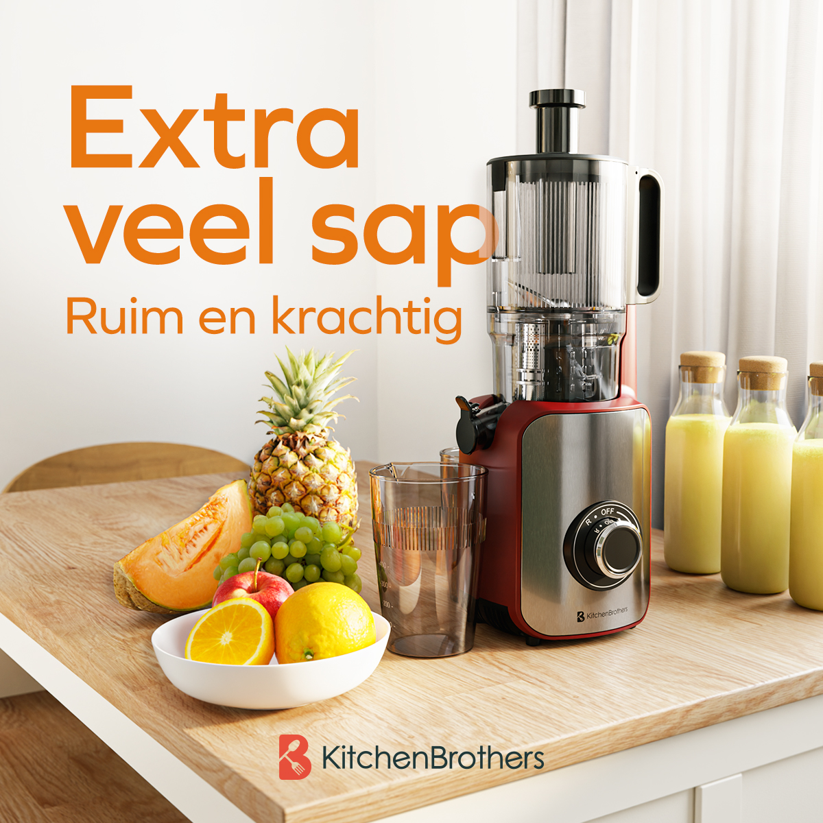 Rode en zilveren sapcentrifuge met fruit op houten tafel. Ananas, meloen, appels en sinaasappels.