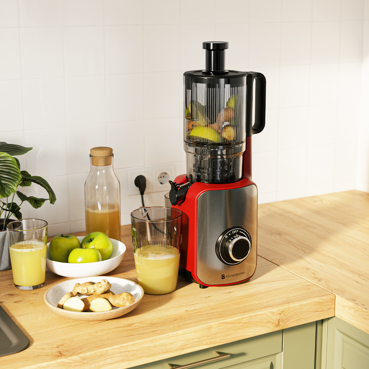 Een keuken met een sapcentrifuge, glazen sap, een kom met appels en gember op een houten aanrecht.