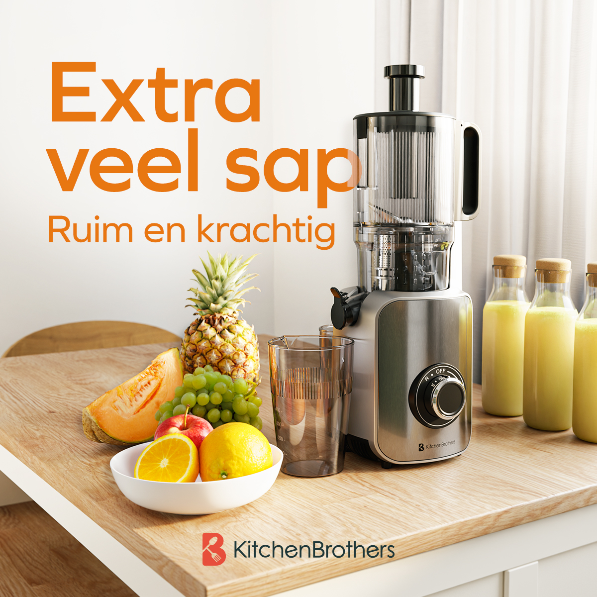 Een sapcentrifuge met fruit en sapflessen op een houten tafel.
