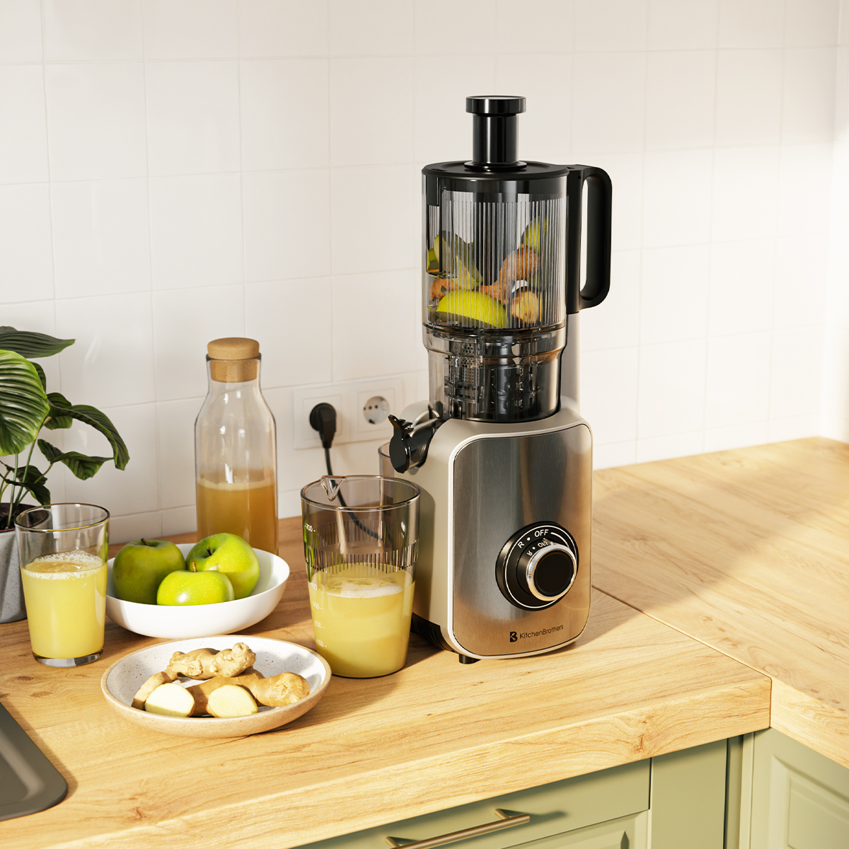 Een juicer met sap, appels en gember op een houten aanrecht. Groene kast op de achtergrond.