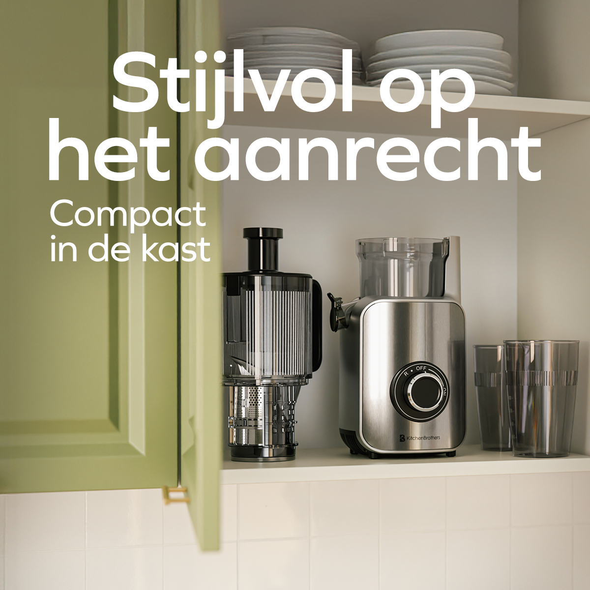 Juicer en glazen op een aanrecht in een kast. Tekst: Stijlvol op het aanrecht, compact in de kast.