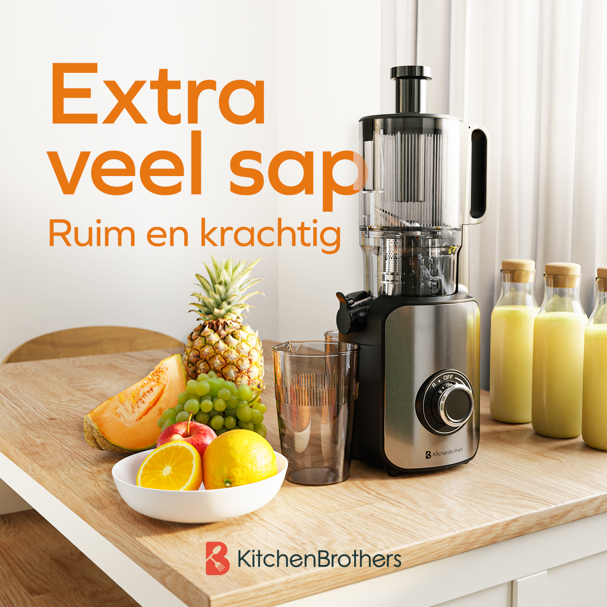 Un extracteur de jus avec des fruits sur une table en bois. Ananas, melon, raisins, pommes et citrons visibles.