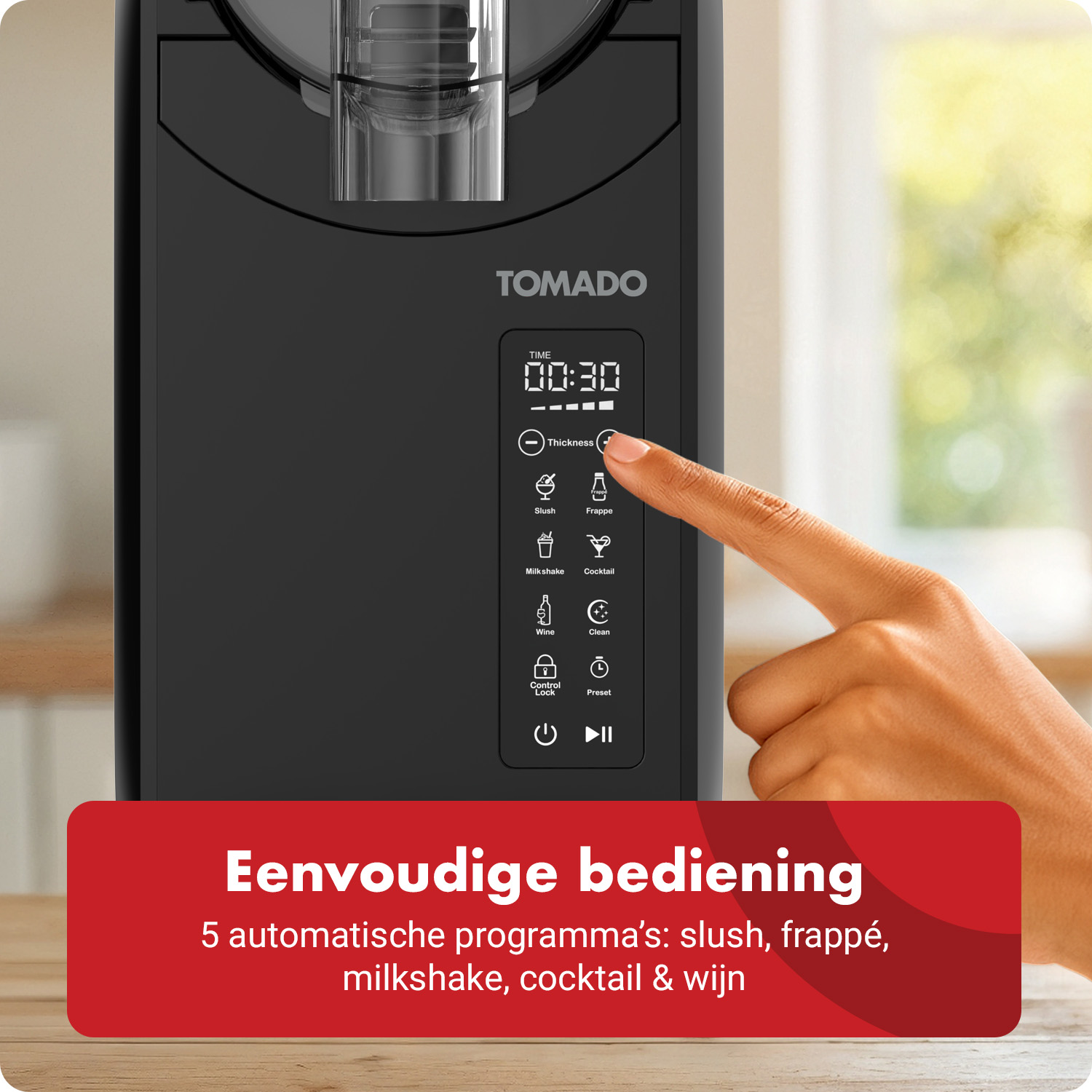 Ein Finger wählt Optionen auf einer schwarzen Tomado Slush-Maschine aus, wobei 'einfache Bedienung' und automatische Programme hervorgehoben werden.
