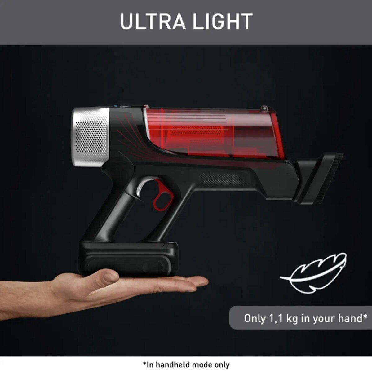 Un aspirapolvere portatile nero e rosso è tenuto in mano. Testo: 'ULTRA LIGHT'.