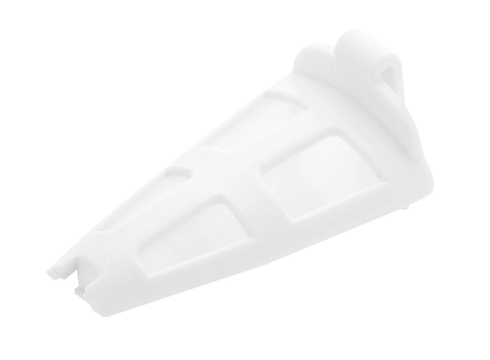 Un filtro di plastica bianca, a forma di triangolo con fori. È isolato su sfondo bianco.