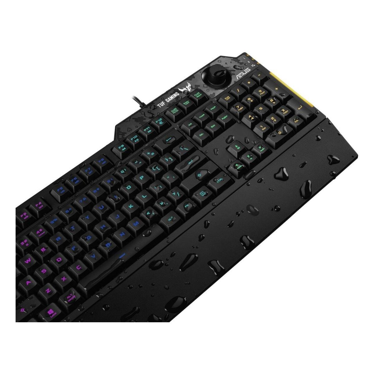 Eine schwarze Asus Gaming-Tastatur mit blau und grün beleuchteten Tasten. Wassertropfen bedecken die Tastatur.