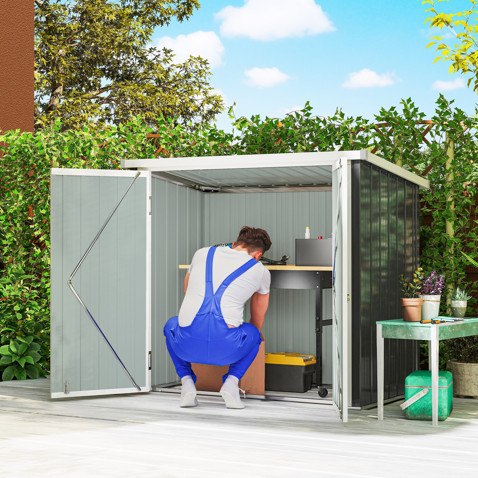 Un uomo con una tuta blu solleva una scatola all'interno di un capannone. La porta del capannone è aperta, rivelando attrezzi e piante.