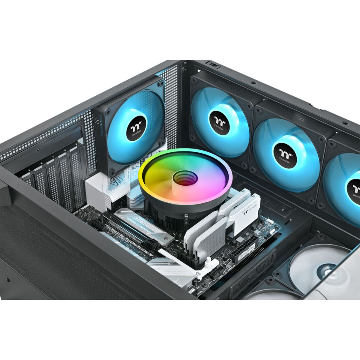 De binnenkant van een computer met ventilatoren en een regenbooggekleurde CPU-koeler.
