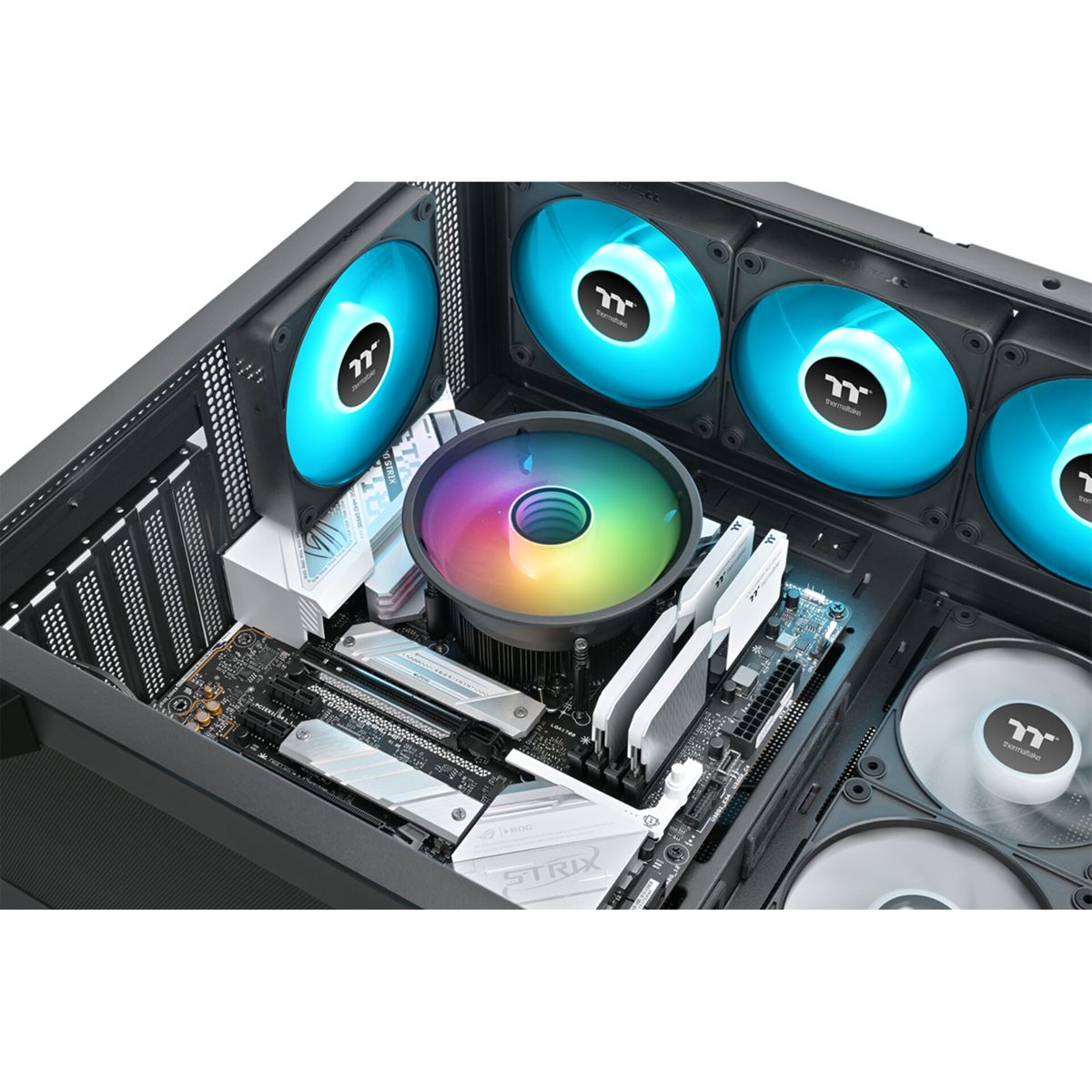 Interno del case del computer con diverse ventole con luci blu, un dissipatore con luce arcobaleno e altri componenti.