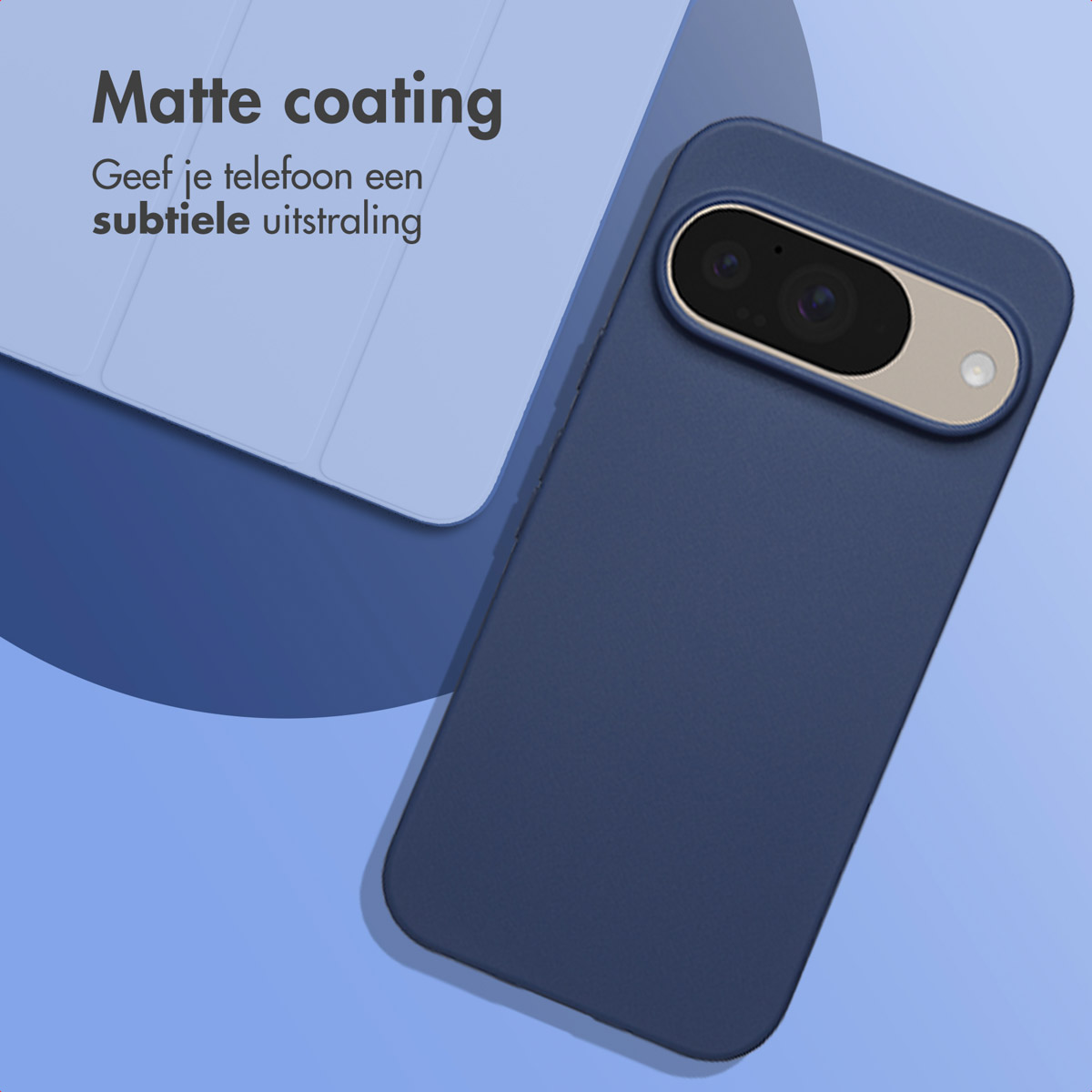 Une coque de téléphone bleue, montrant l'arrière d'un téléphone. Une surface blanche réfléchit la lumière.