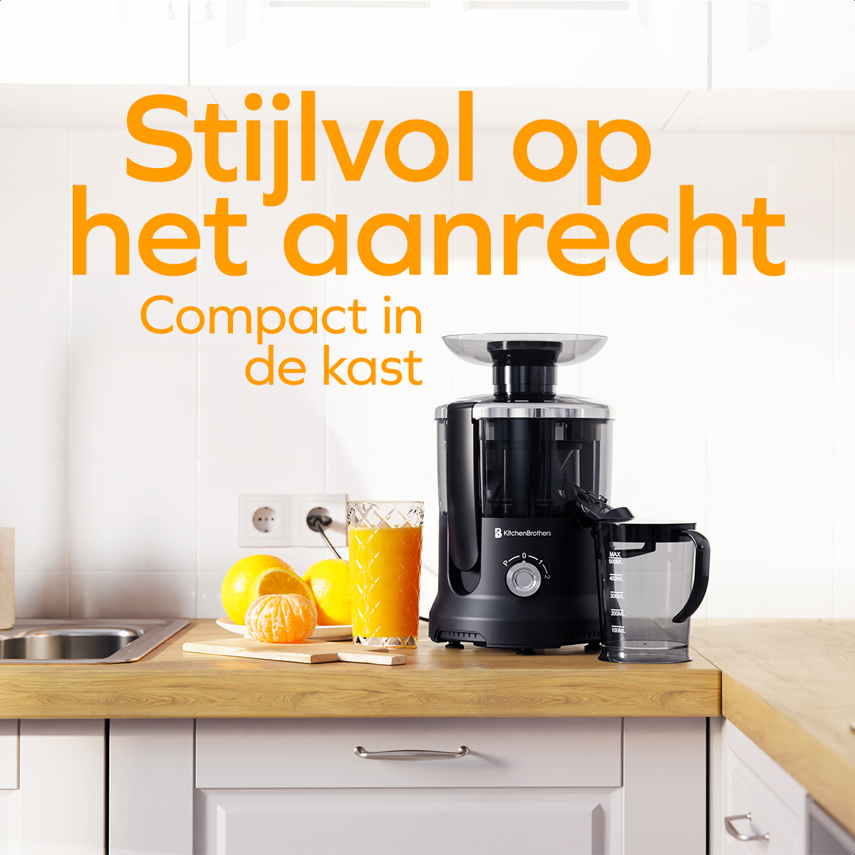 Schwarzer Entsafter auf einer Küchenarbeitsplatte. Daneben ein Glas Saft, Orangen und eine Mandarine.