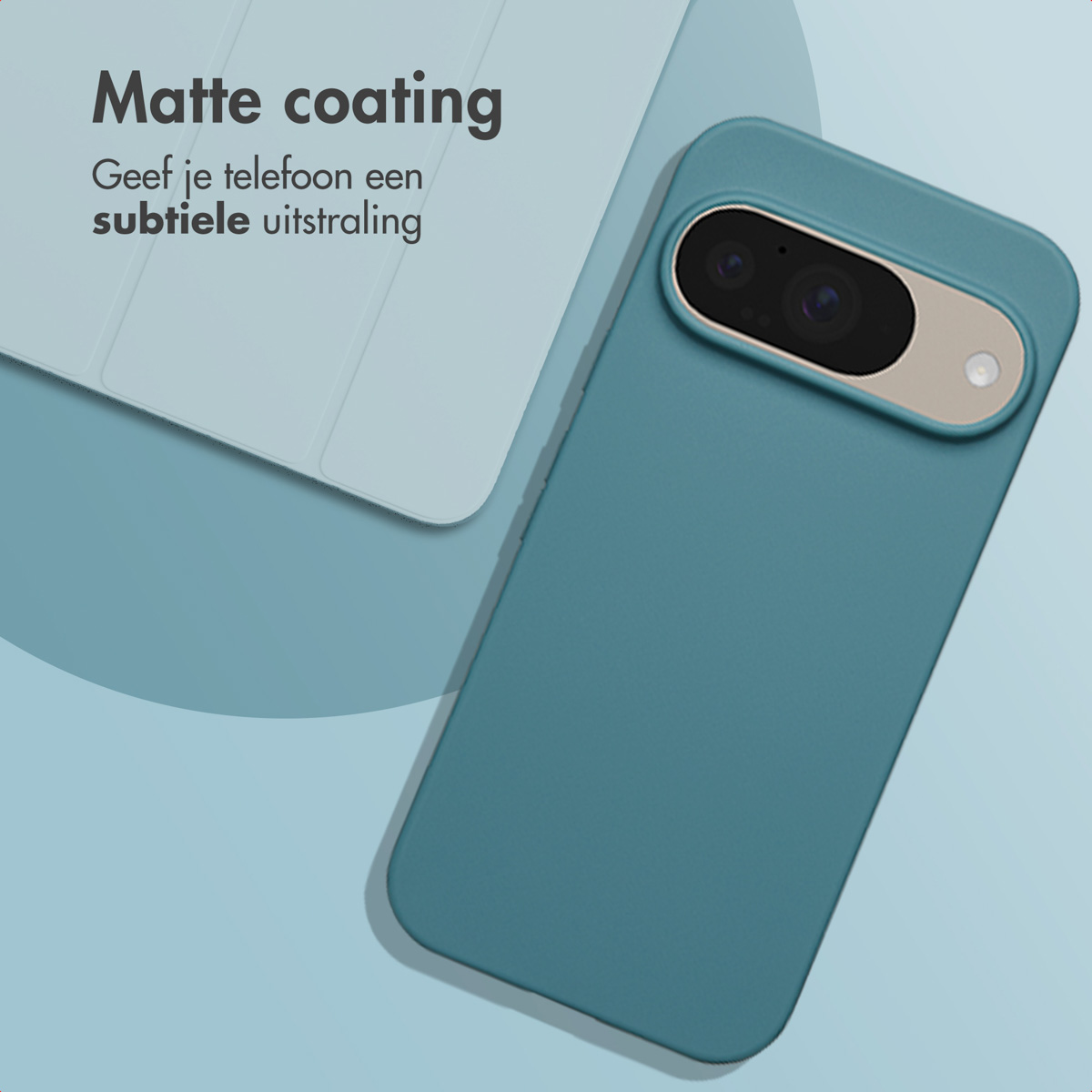 Coque de téléphone turquoise à finition mate, à côté d'une surface blanche sur fond dégradé bleu.