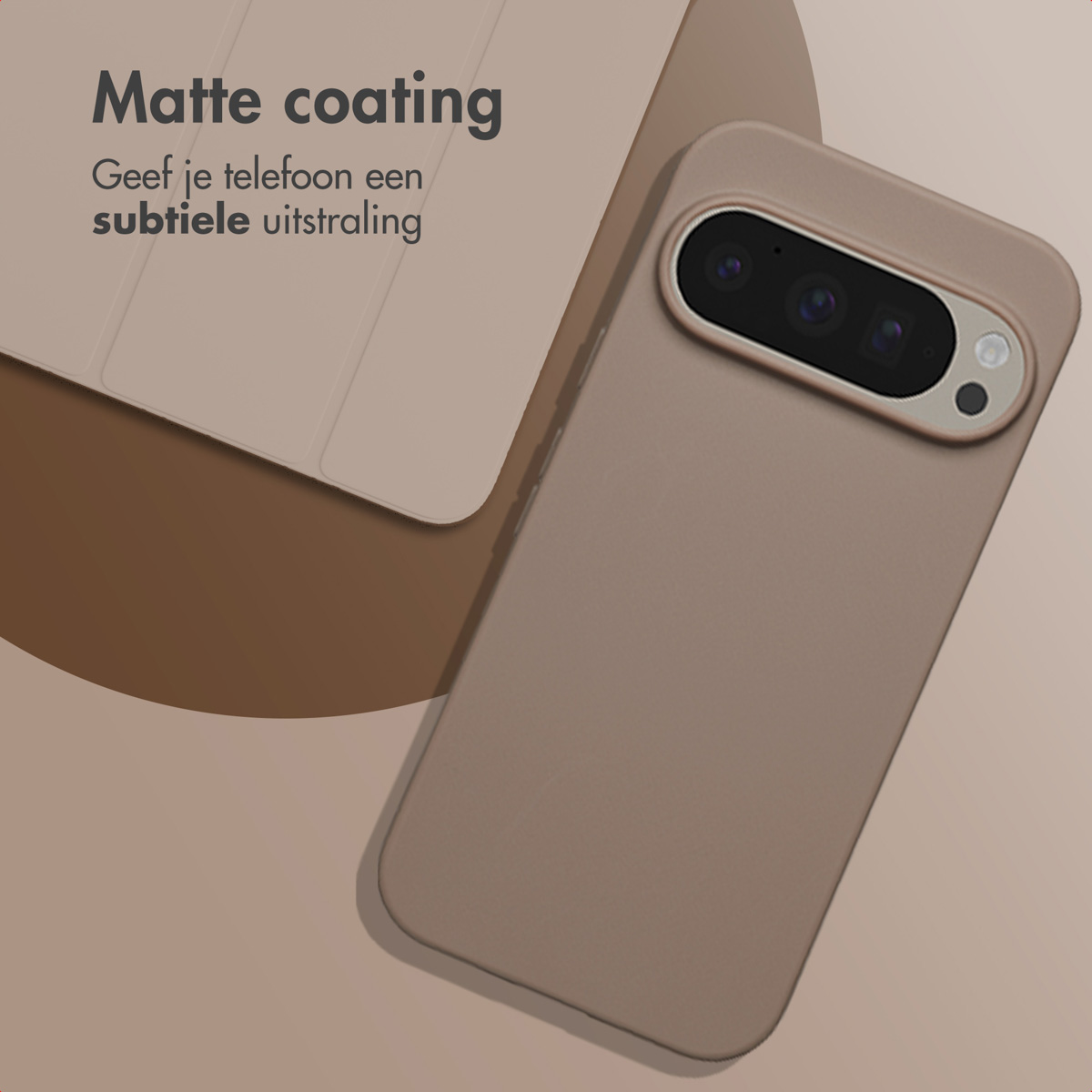 Coque de téléphone marron à finition mate, à côté d'une surface blanche sur fond dégradé marron.