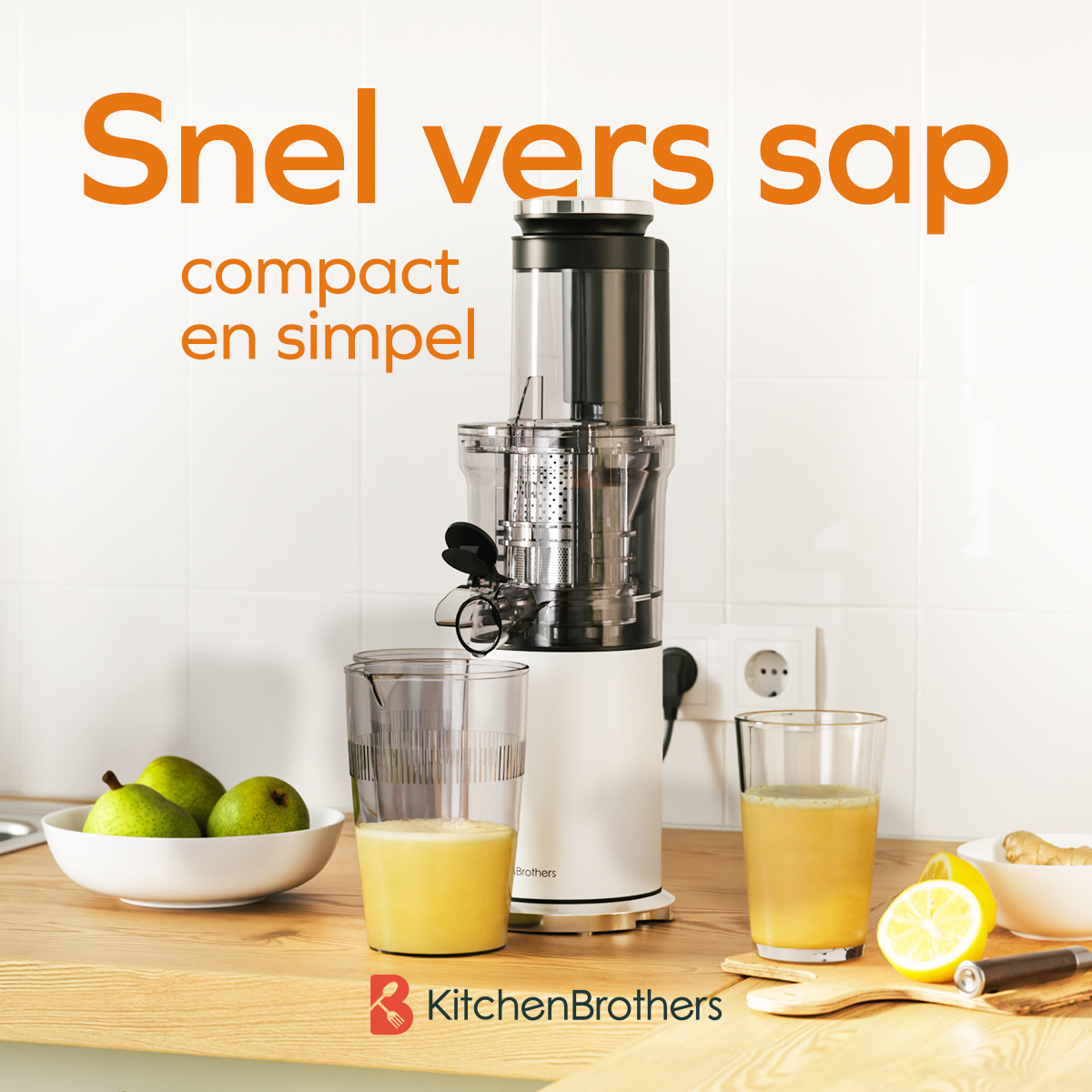 Een witte juicer met twee glazen sap, peren en een citroen op hout.