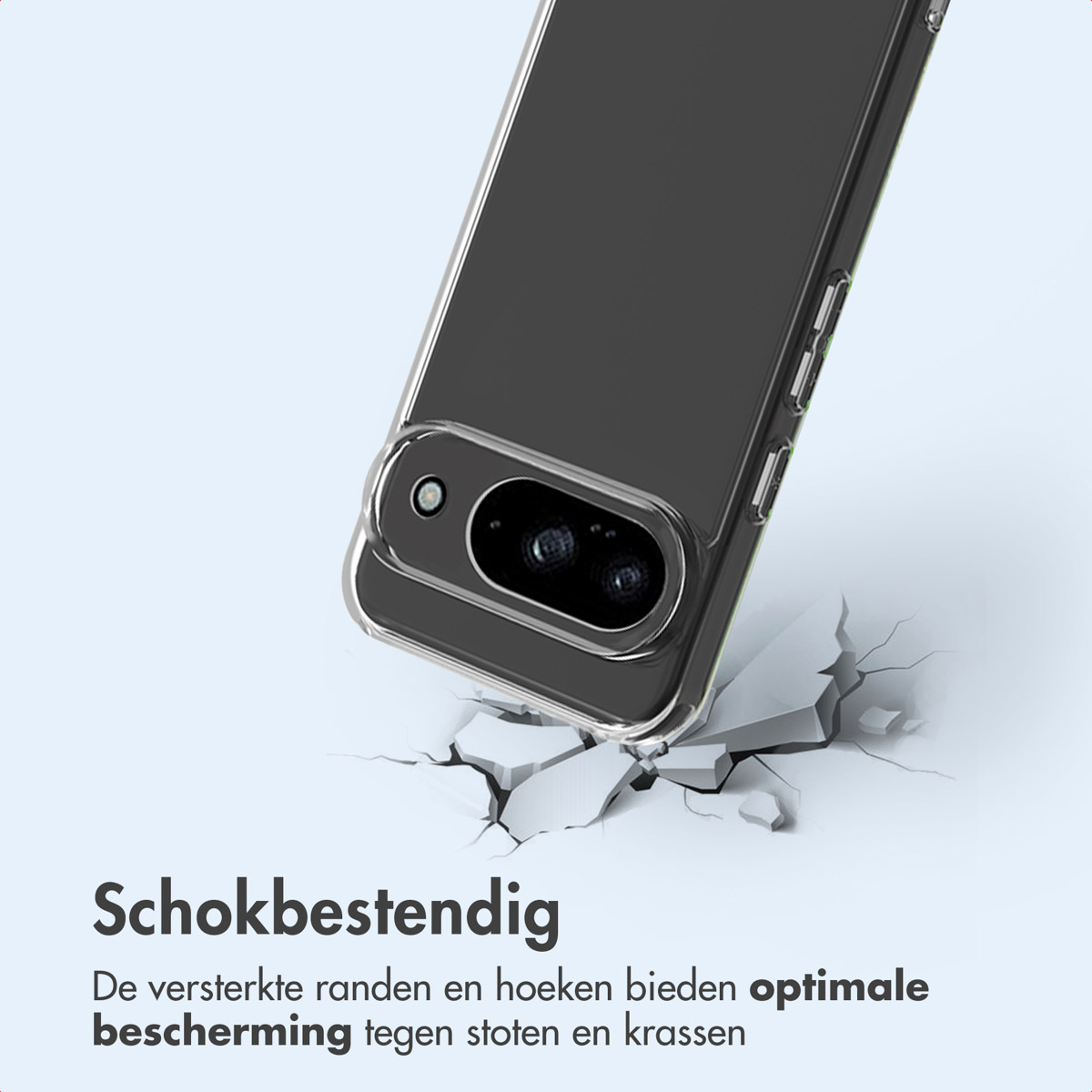 Coque de téléphone transparente sur un téléphone noir. La coque est à côté du béton cassé.