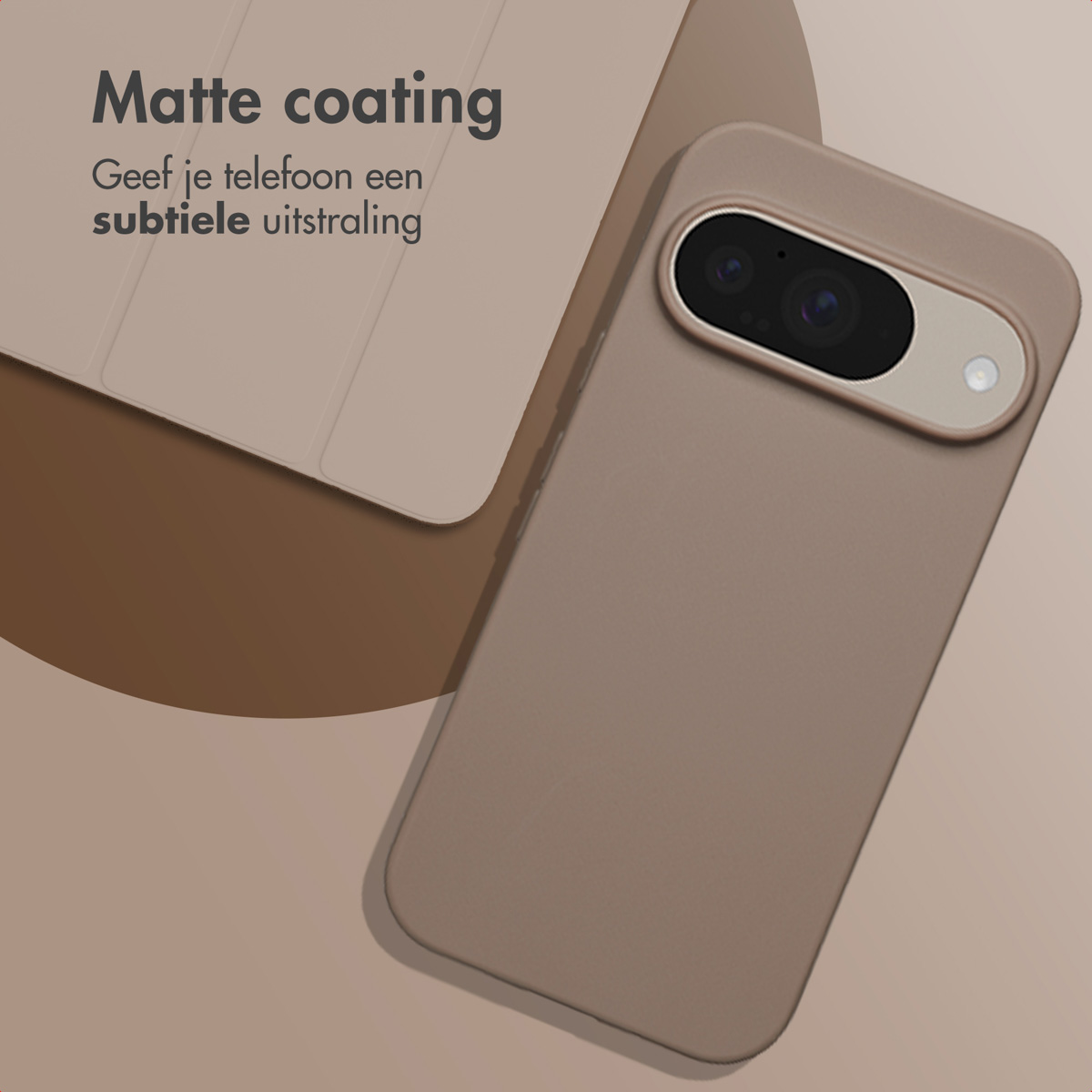 Coque de téléphone beige et un téléphone avec un dos beige. La coque a un revêtement mat.
