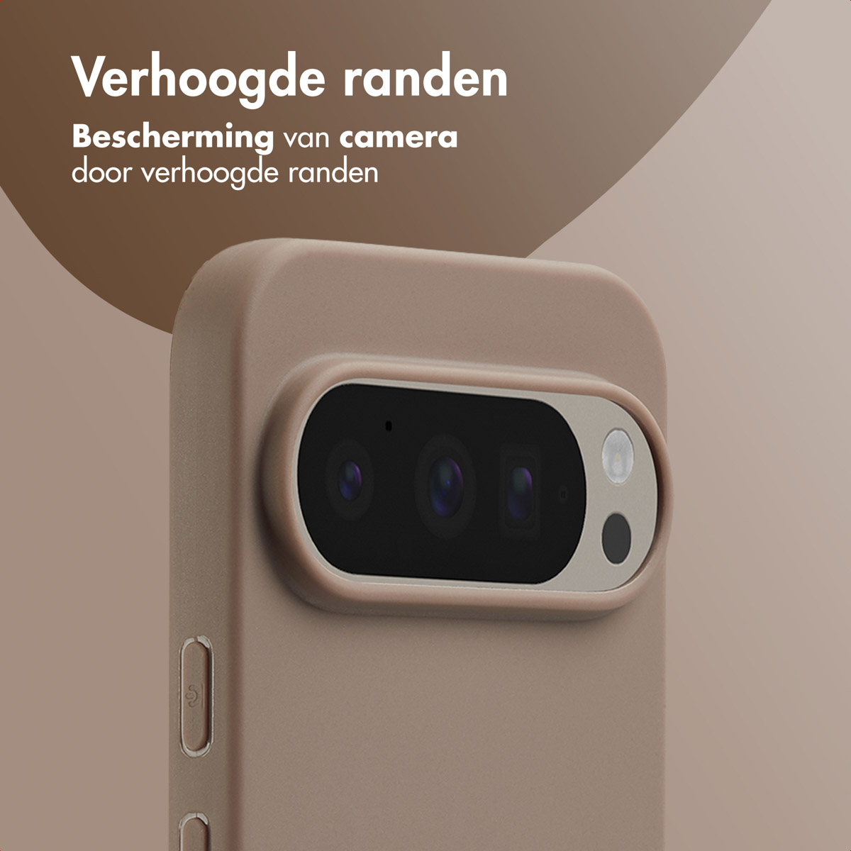 Coque de téléphone beige avec protection d'appareil photo. La coque a des bords surélevés autour de l'appareil photo.