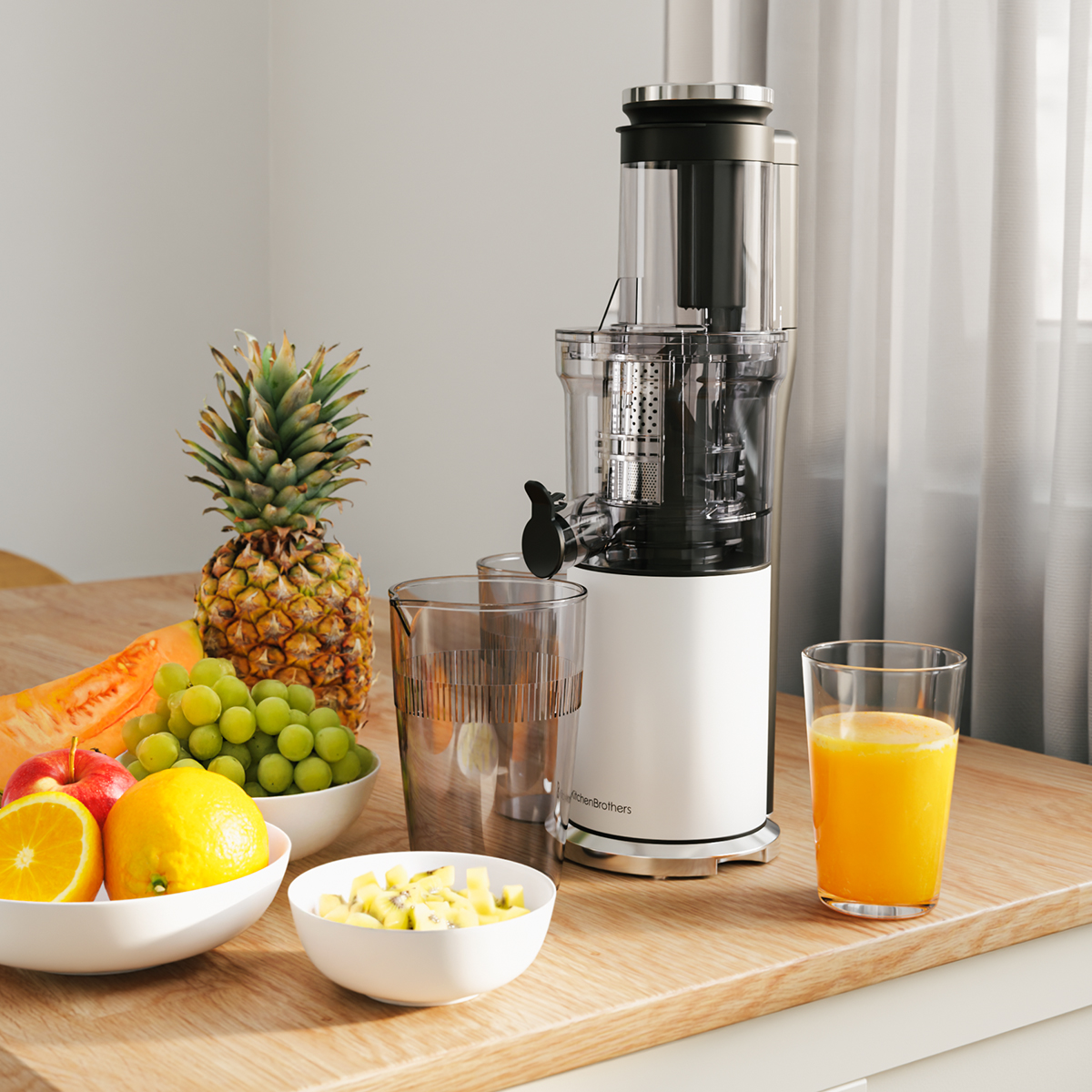 Een keuken met een sapcentrifuge, fruit en twee glazen sap op een houten tafel.