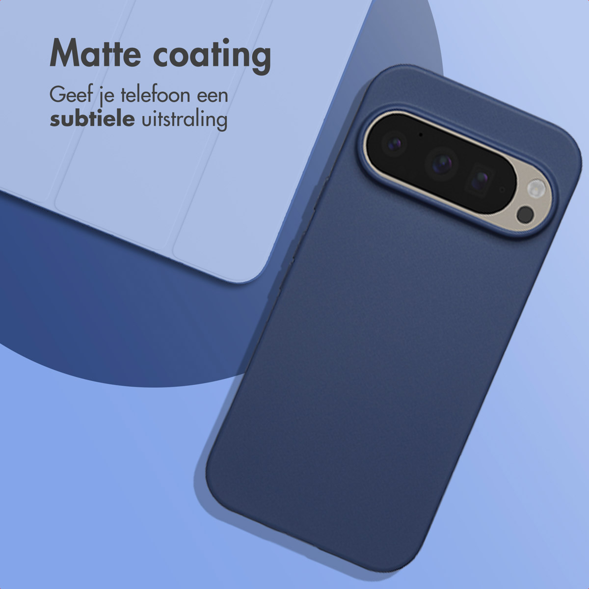 Une coque de téléphone bleue protège un téléphone bleu. Le texte dit 'Revêtement mat' et 'subtil'.