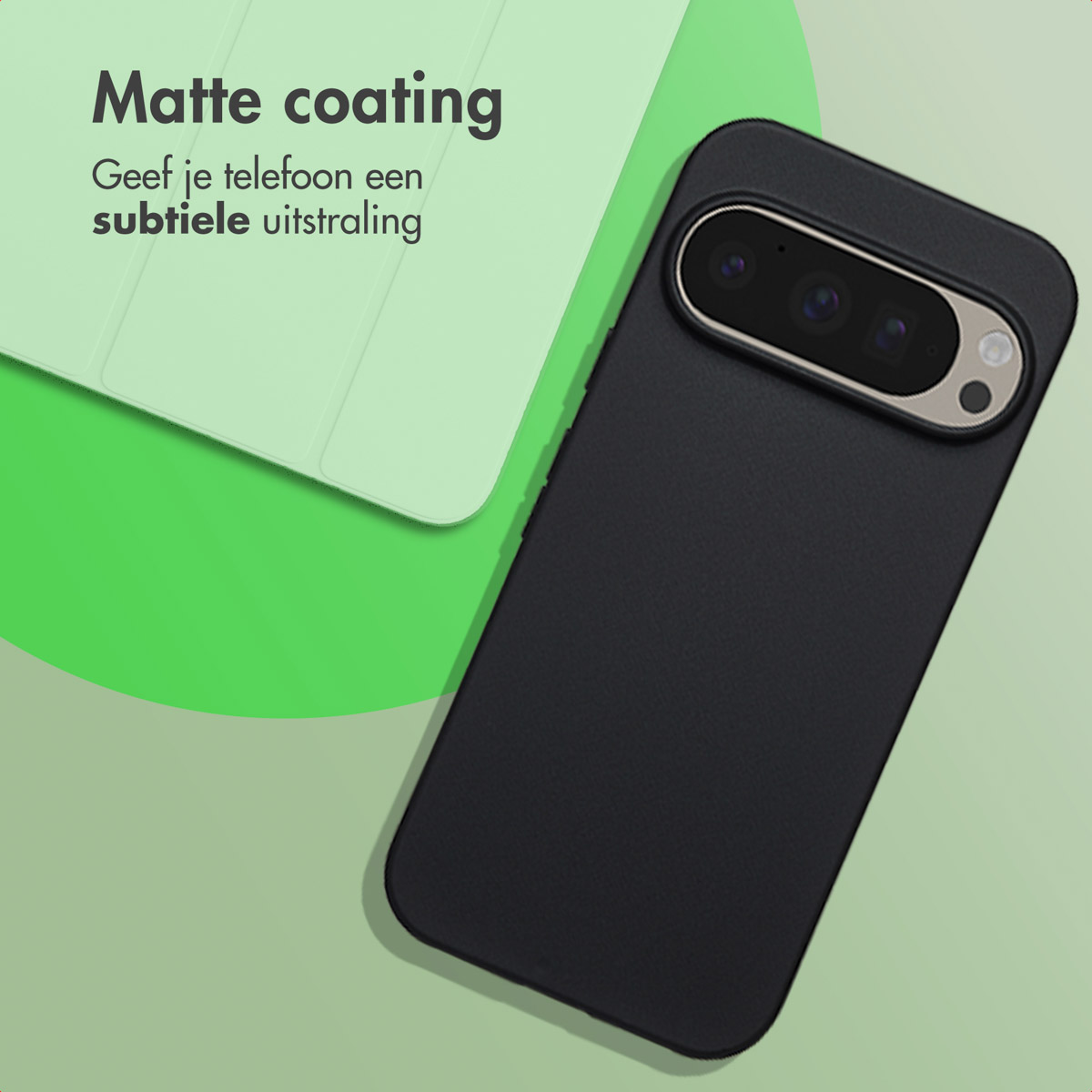 Une coque de téléphone noire avec une protubérance pour l'appareil photo. Le téléphone est sur une surface verte.