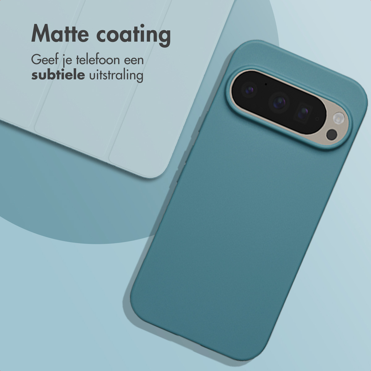 Coque de téléphone bleu sarcelle avec une protubérance pour l'appareil photo. Le téléphone est sur une surface verte.