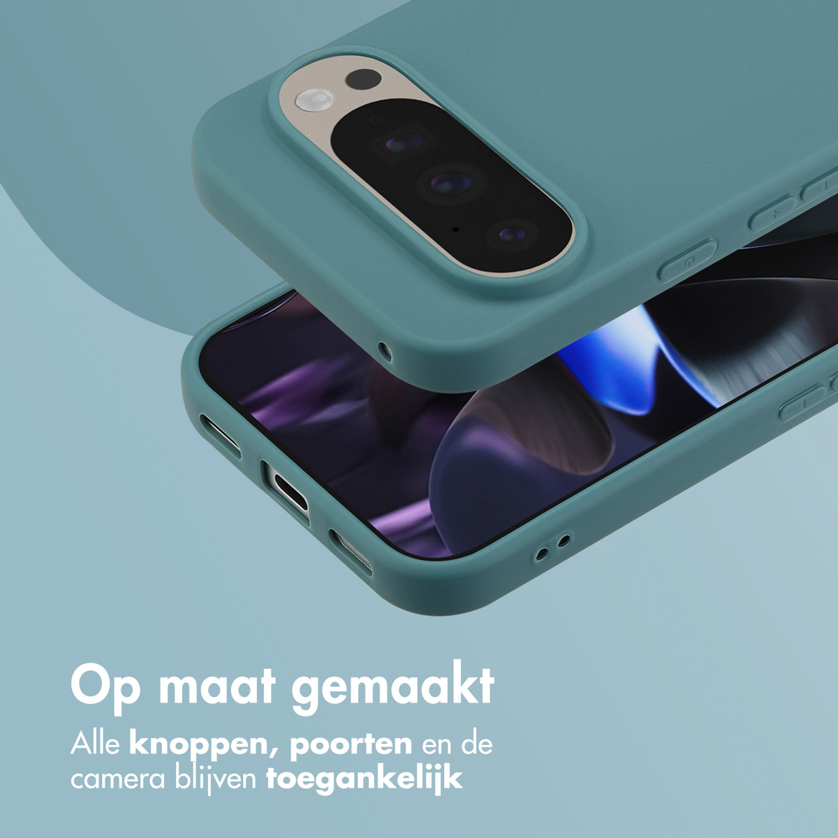 Une coque de téléphone sarcelle avec un téléphone turquoise à l'intérieur. Texte 'Op maat gemaakt' (sur mesure), ports accessibles.