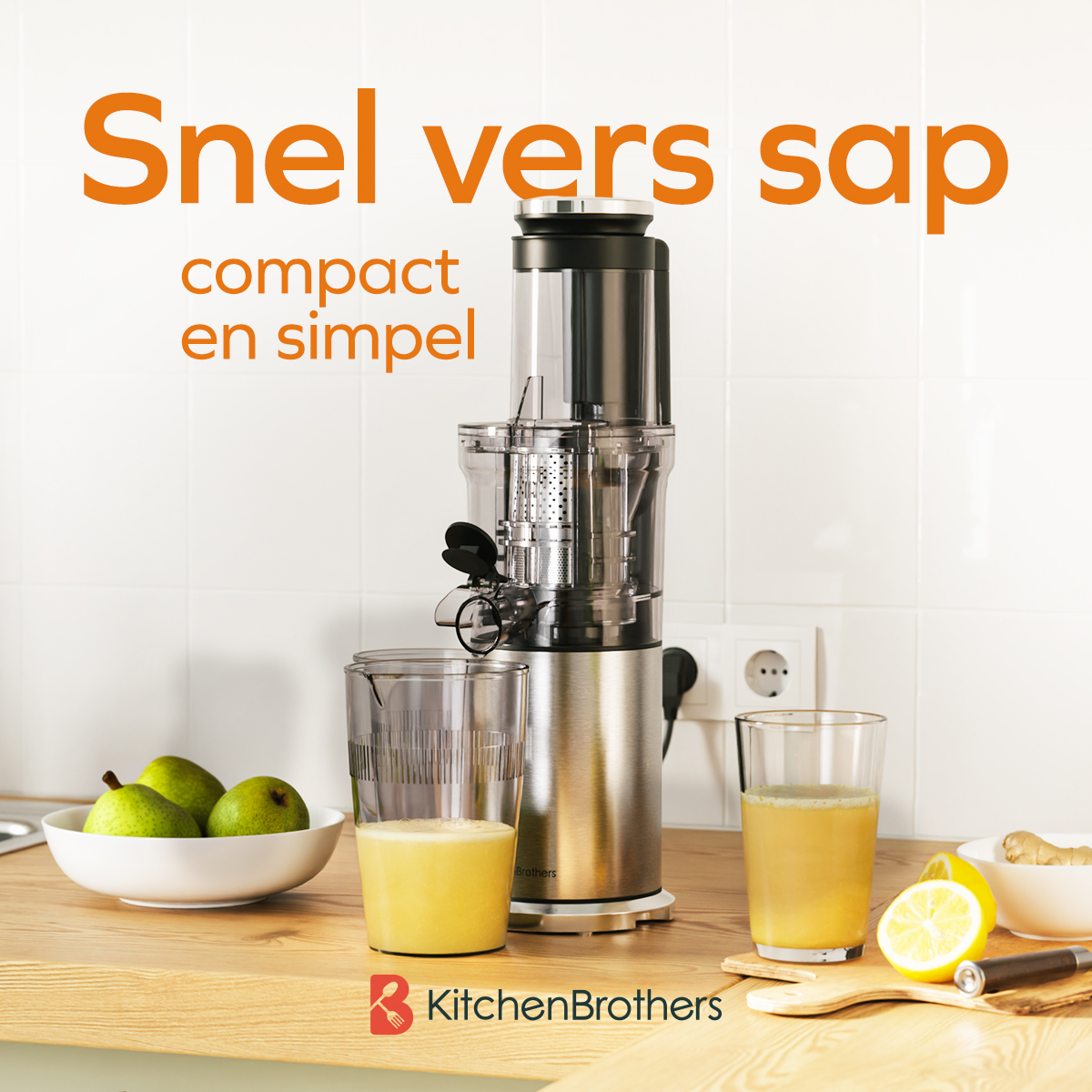 Juicer met tekst 'Snel vers sap' en twee glazen. Groene peren en een citroen met gember zijn ook te zien.