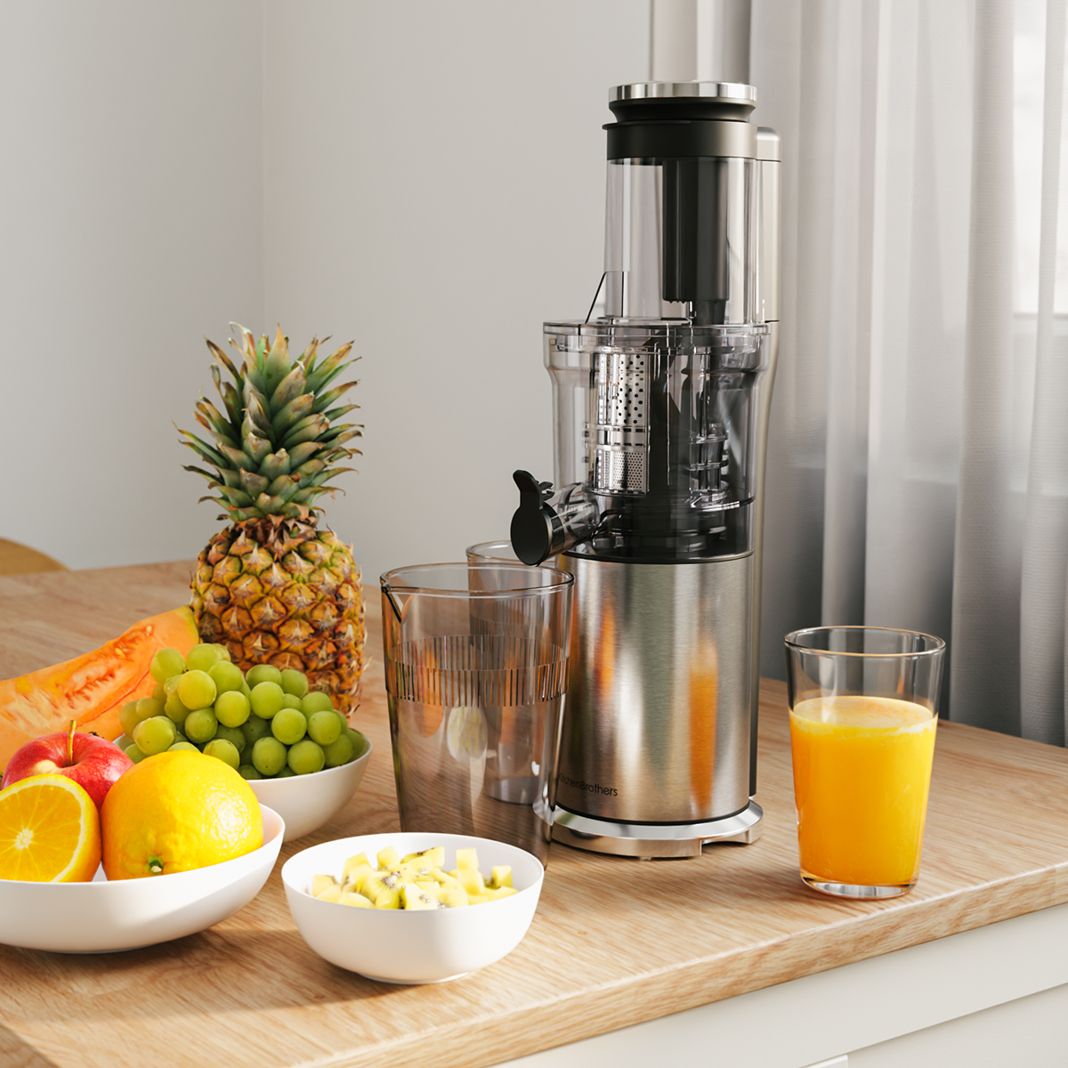 Een juicer met fruit en groenten op een houten tafel. Ananas, druiven, citroen, sinaasappel en kiwi.