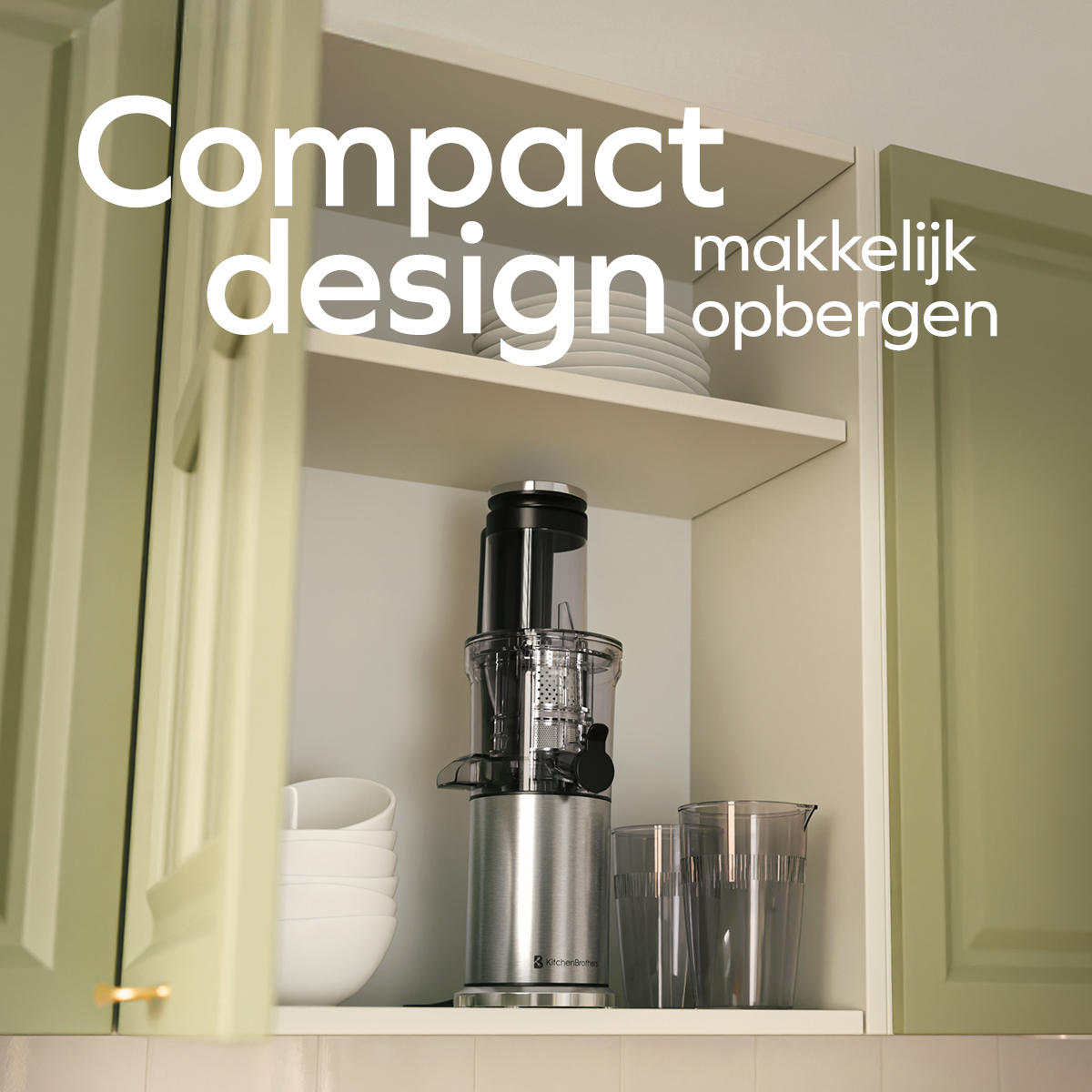 Juicer in een keukenkast. Witte tekst 'Compact design' boven de juicer en 'makkelijk opbergen'.
